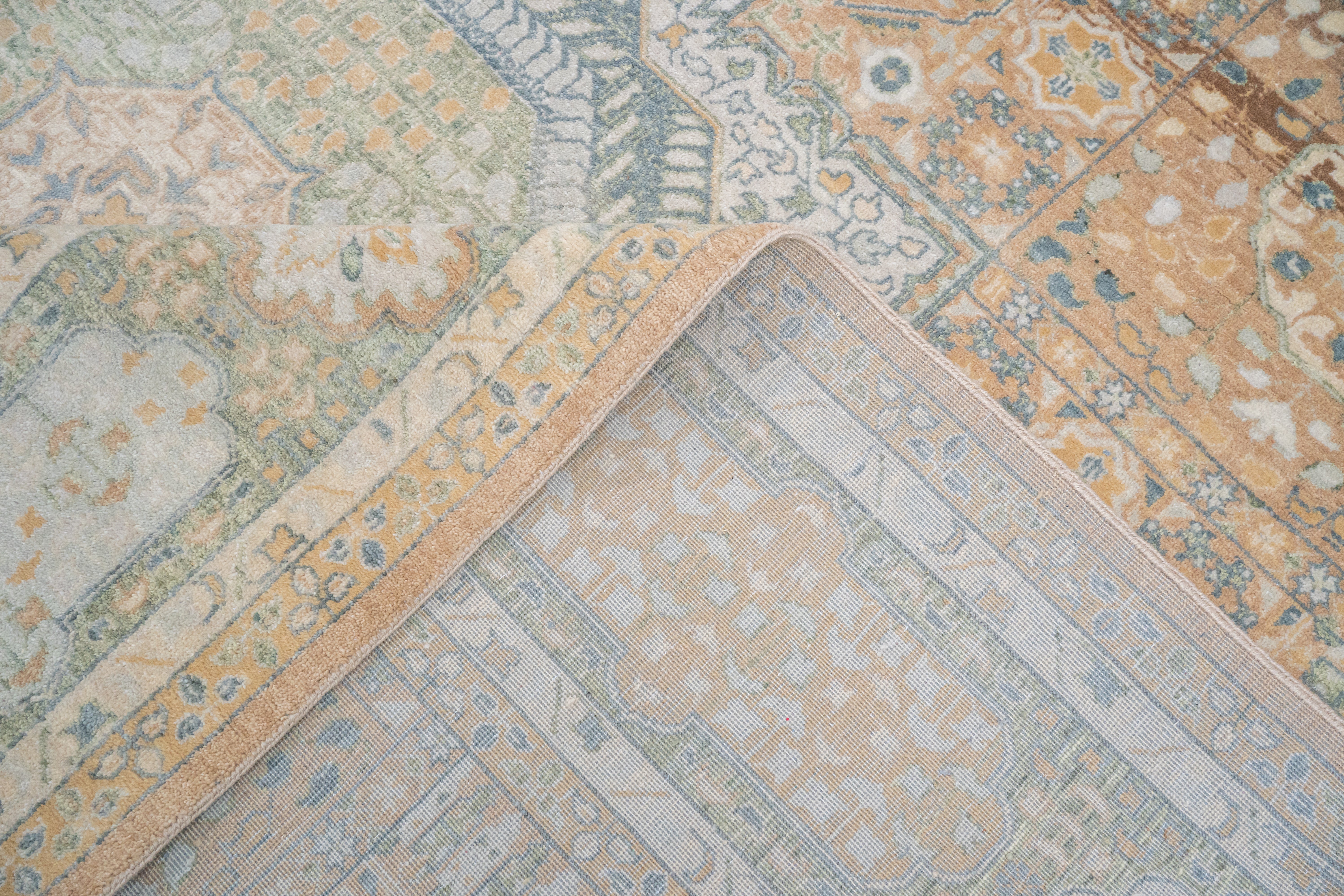 Handknotted Carpet DIA- 39 MAMLUK, Pale Taupe, Pale Silver, Nickel & Dolphin Gray