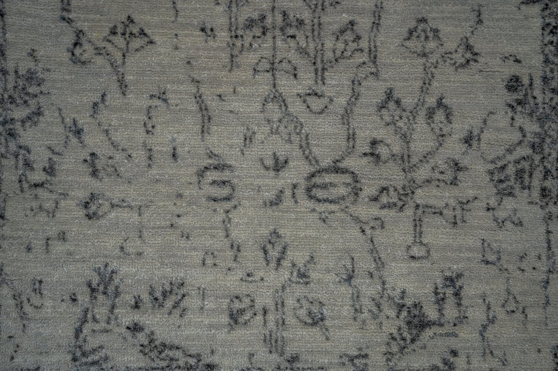 Handknotted Carpet DIA: 442 VASE 3, Silver & Black