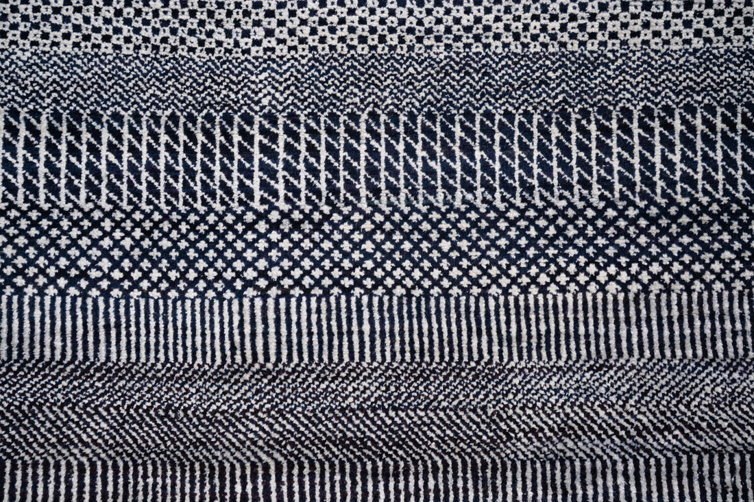 Handknotted Carpet DIA- 4475 MCN,  Light Silver & Dark Gunmetal