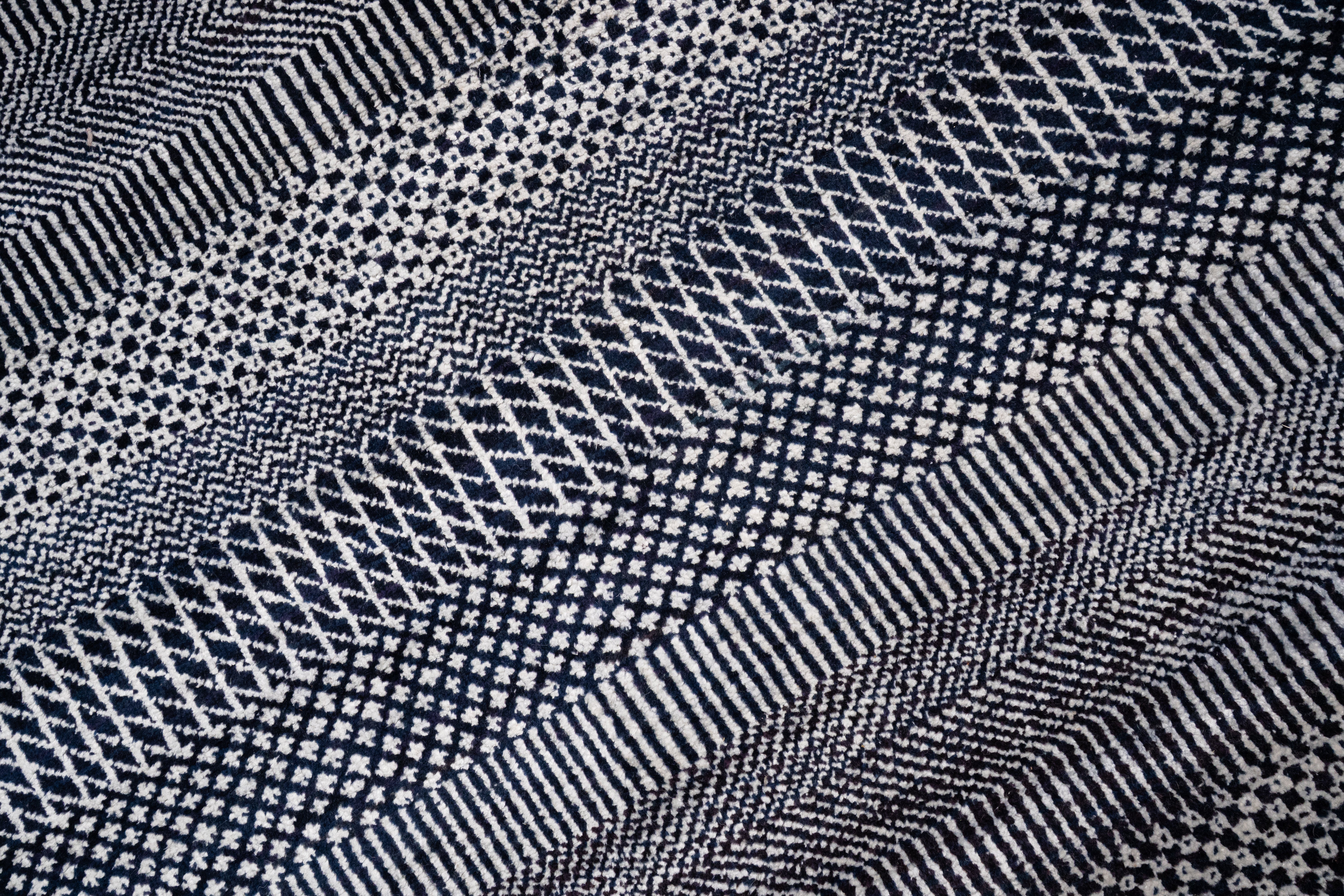 Handknotted Carpet DIA- 4475 MCN,  Light Silver & Dark Gunmetal