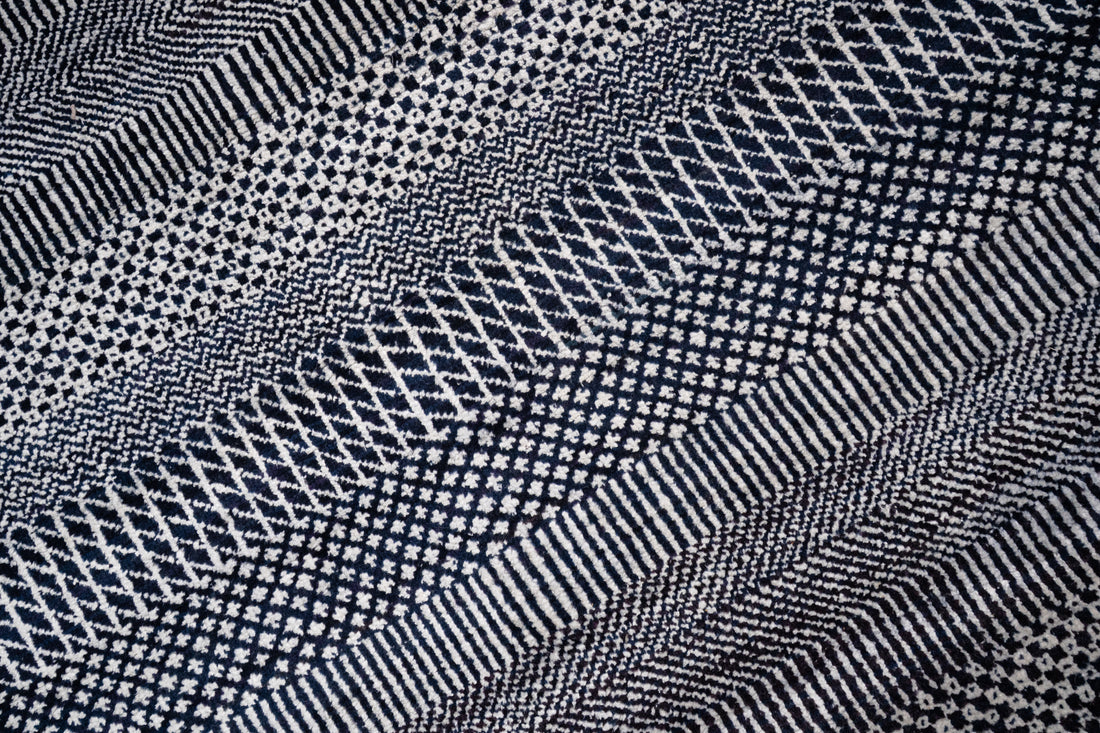 Handknotted Carpet DIA- 4475 MCN,  Light Silver & Dark Gunmetal