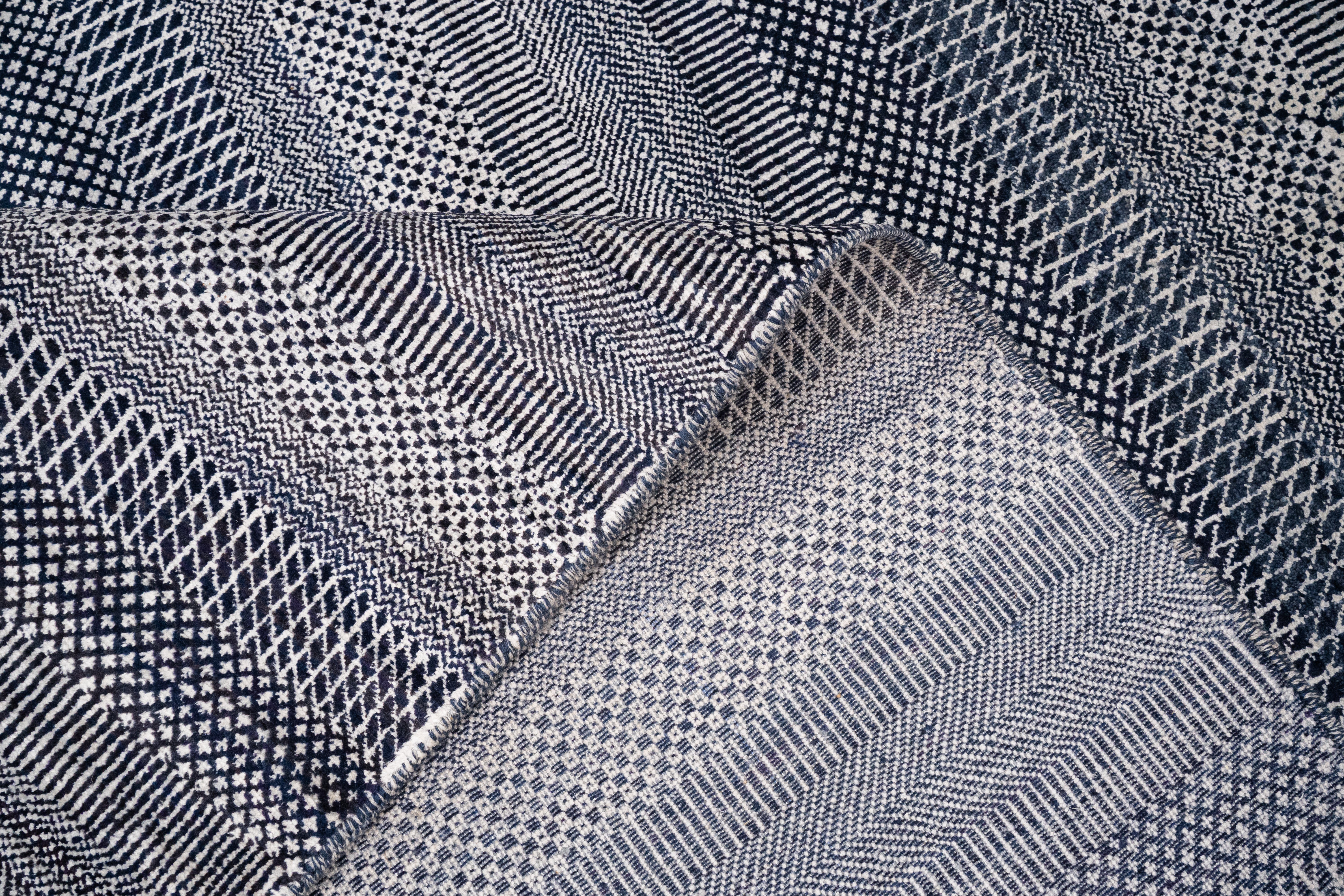 Handknotted Carpet DIA- 4475 MCN,  Light Silver & Dark Gunmetal