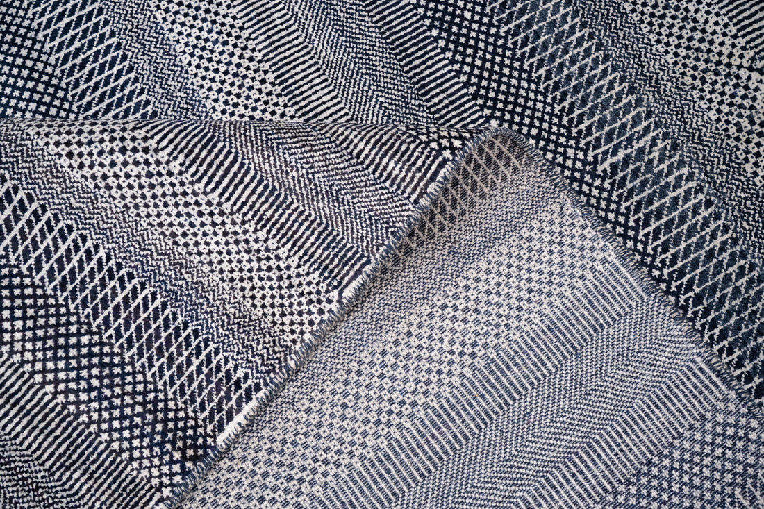Handknotted Carpet DIA- 4475 MCN,  Light Silver & Dark Gunmetal