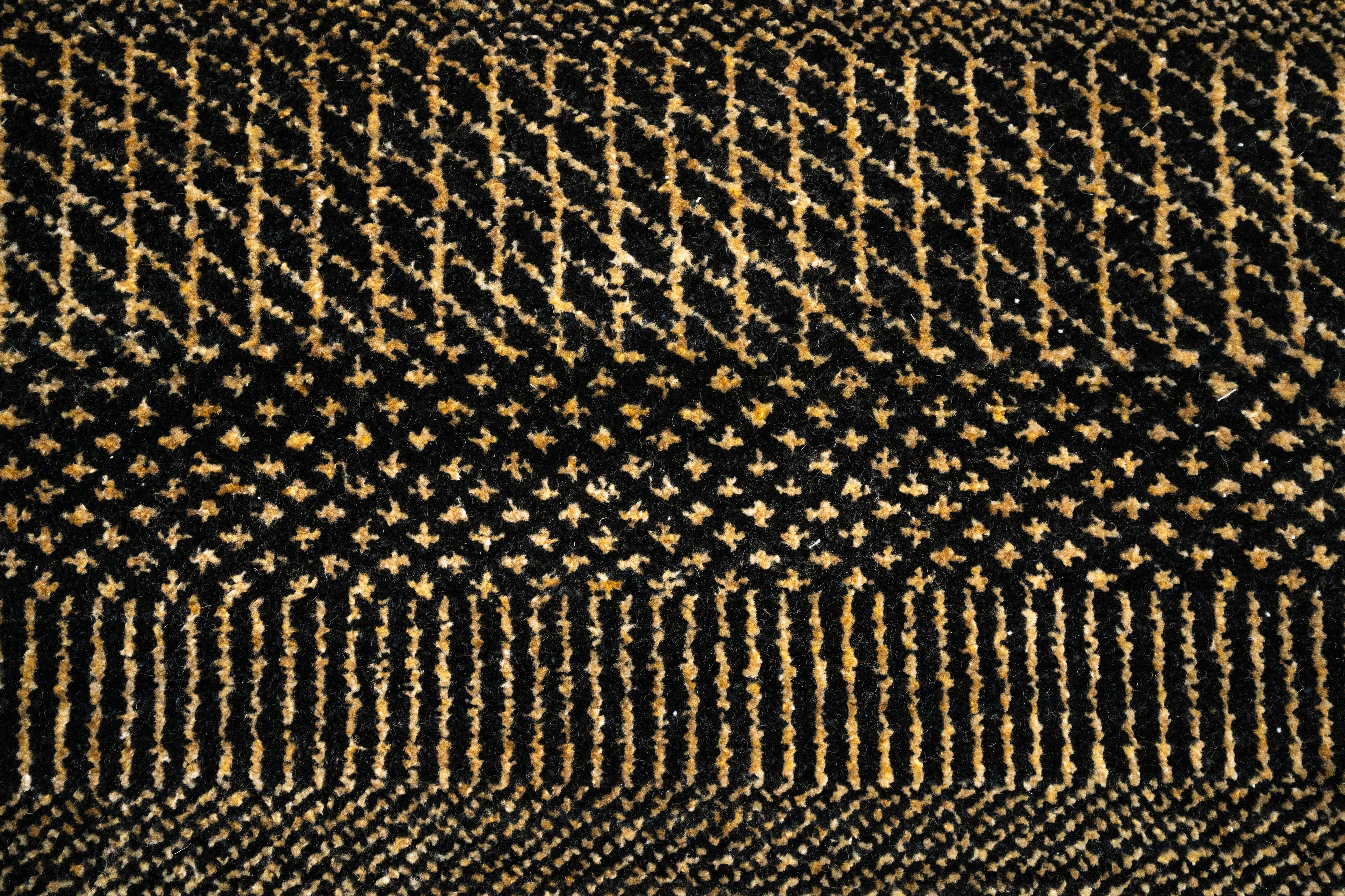 Handknotted Carpet DIA- 486 MCN,  Black & Gold