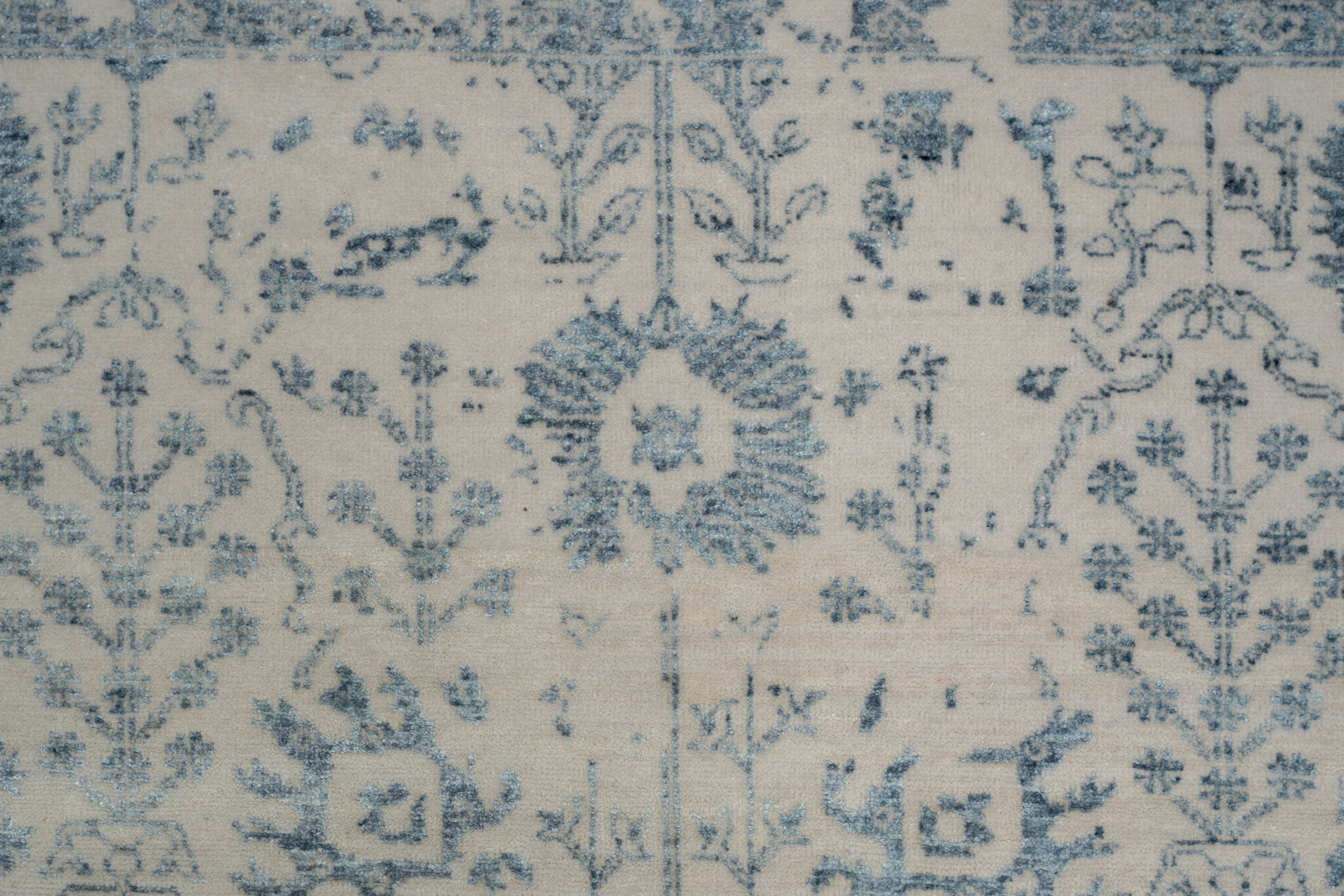 Handknotted Modern Carpet DIA- 183 VASE 3