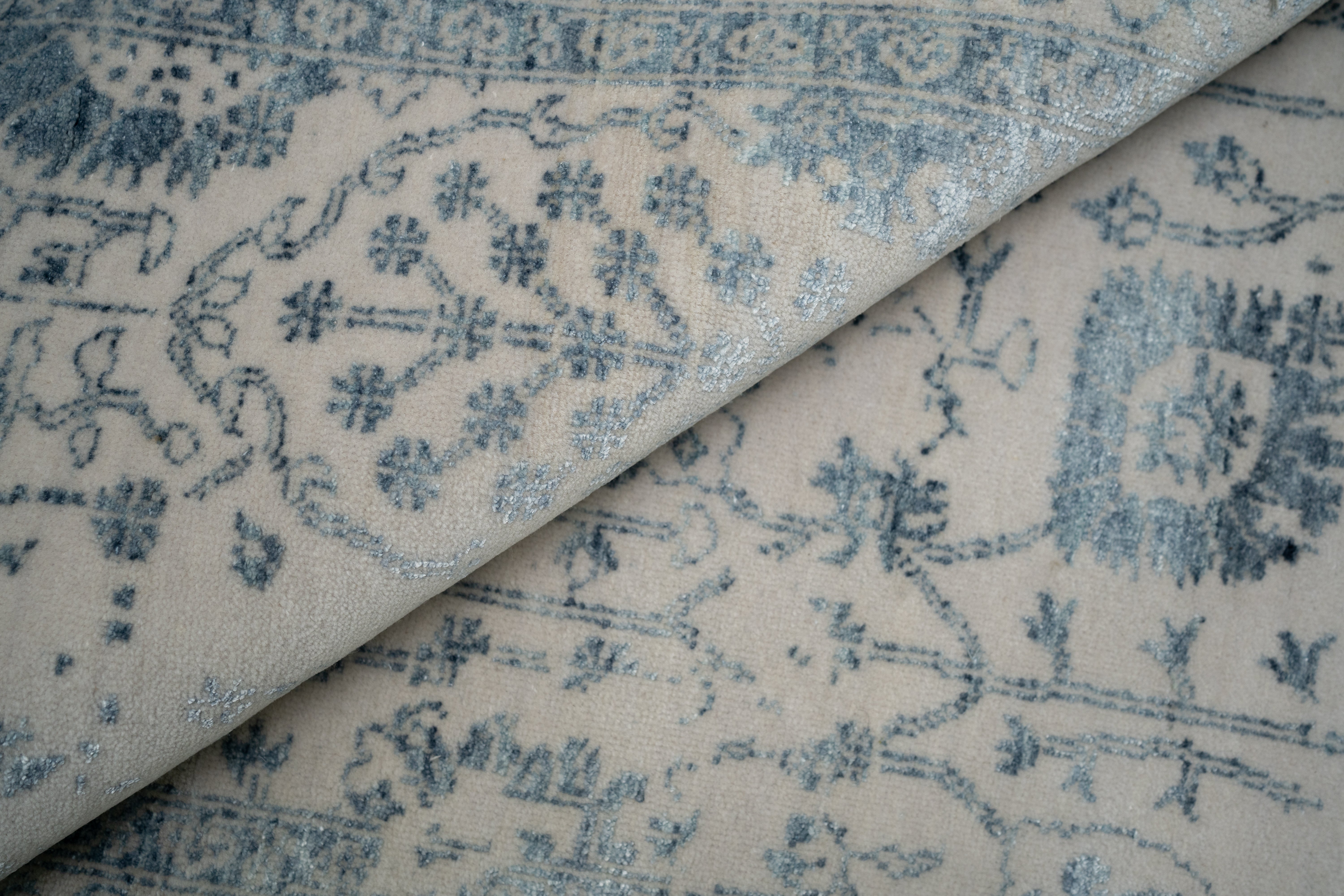 Handknotted Modern Carpet DIA- 183 VASE 3