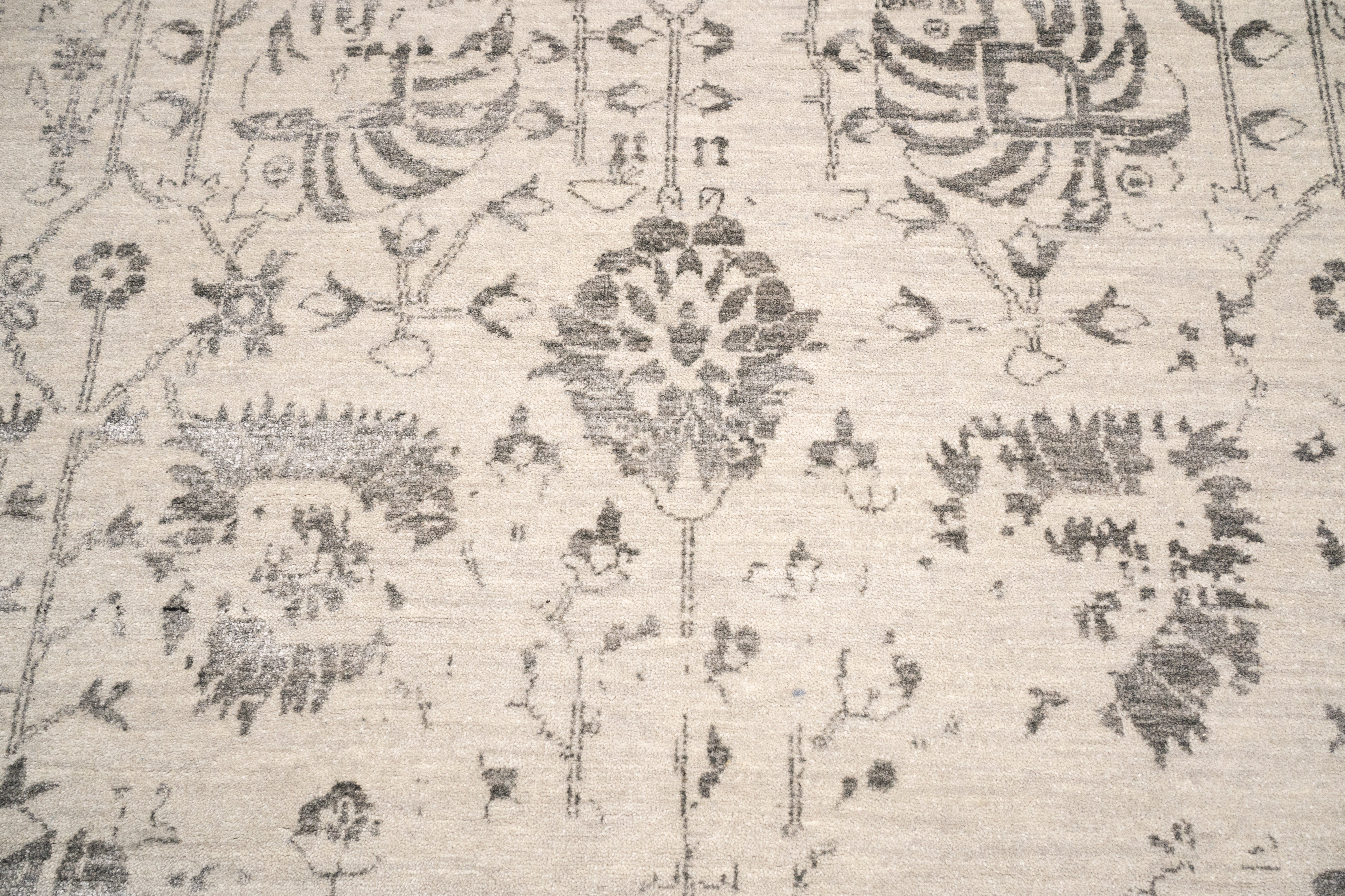 Handknotted Carpet, DIA: 505 VASE 3, Silver & Black