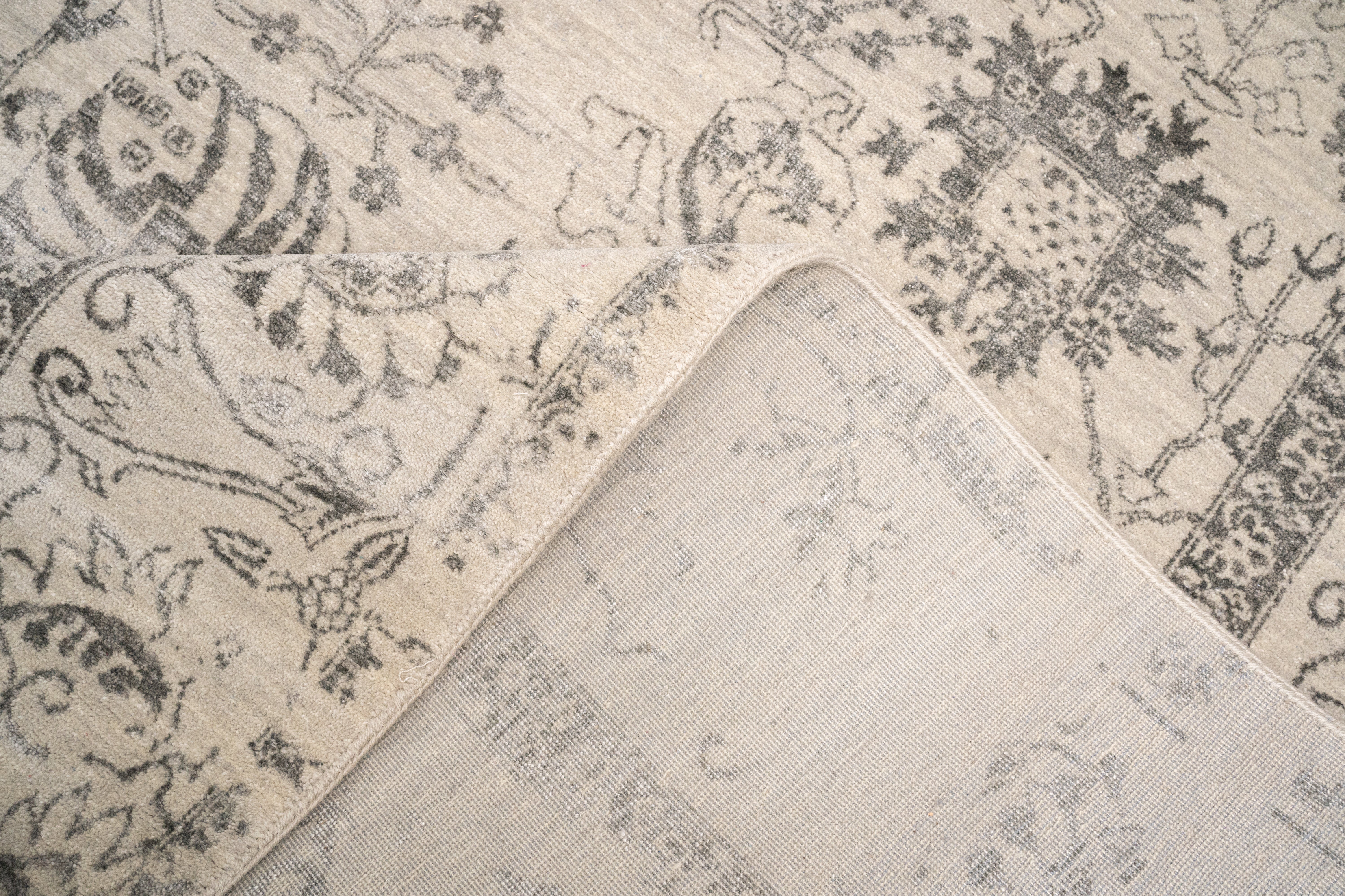 Handknotted Carpet, DIA: 505 VASE 3, Silver & Black