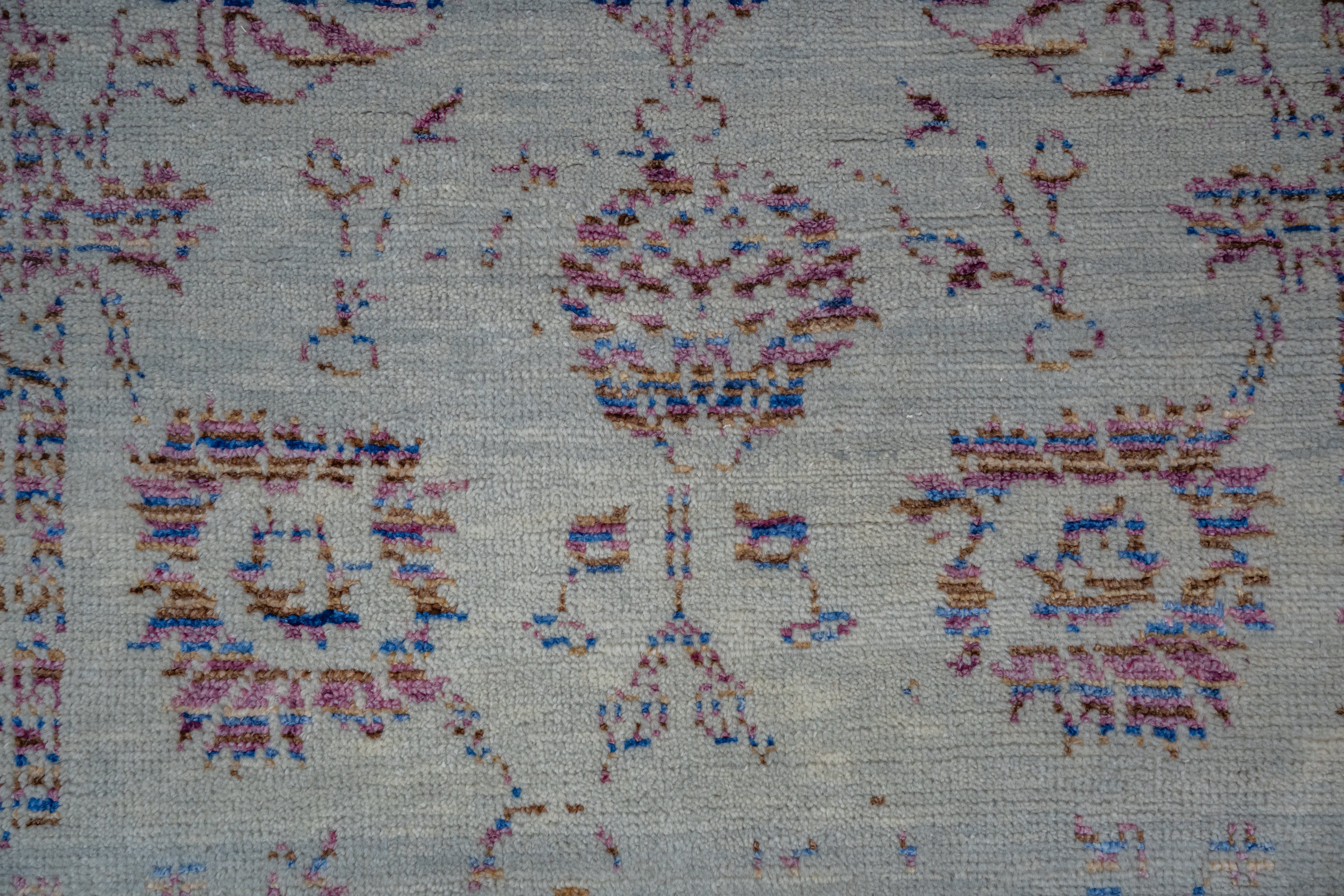 Handknotted Carpet DIA- 634 VASE 3, Silver & Multi