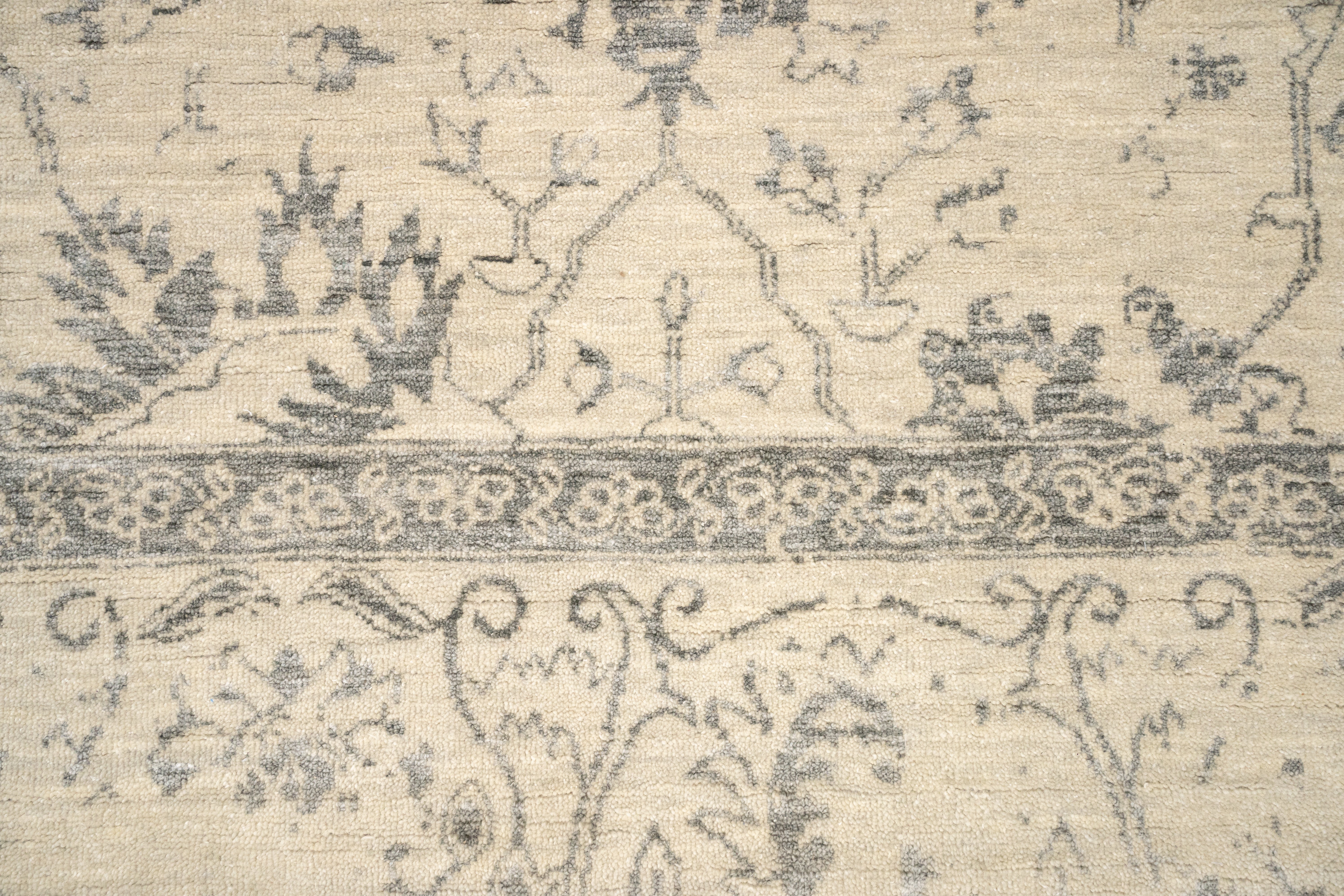 Handknotted Carpet, DIA: 662 VASE 3, Silver & Black