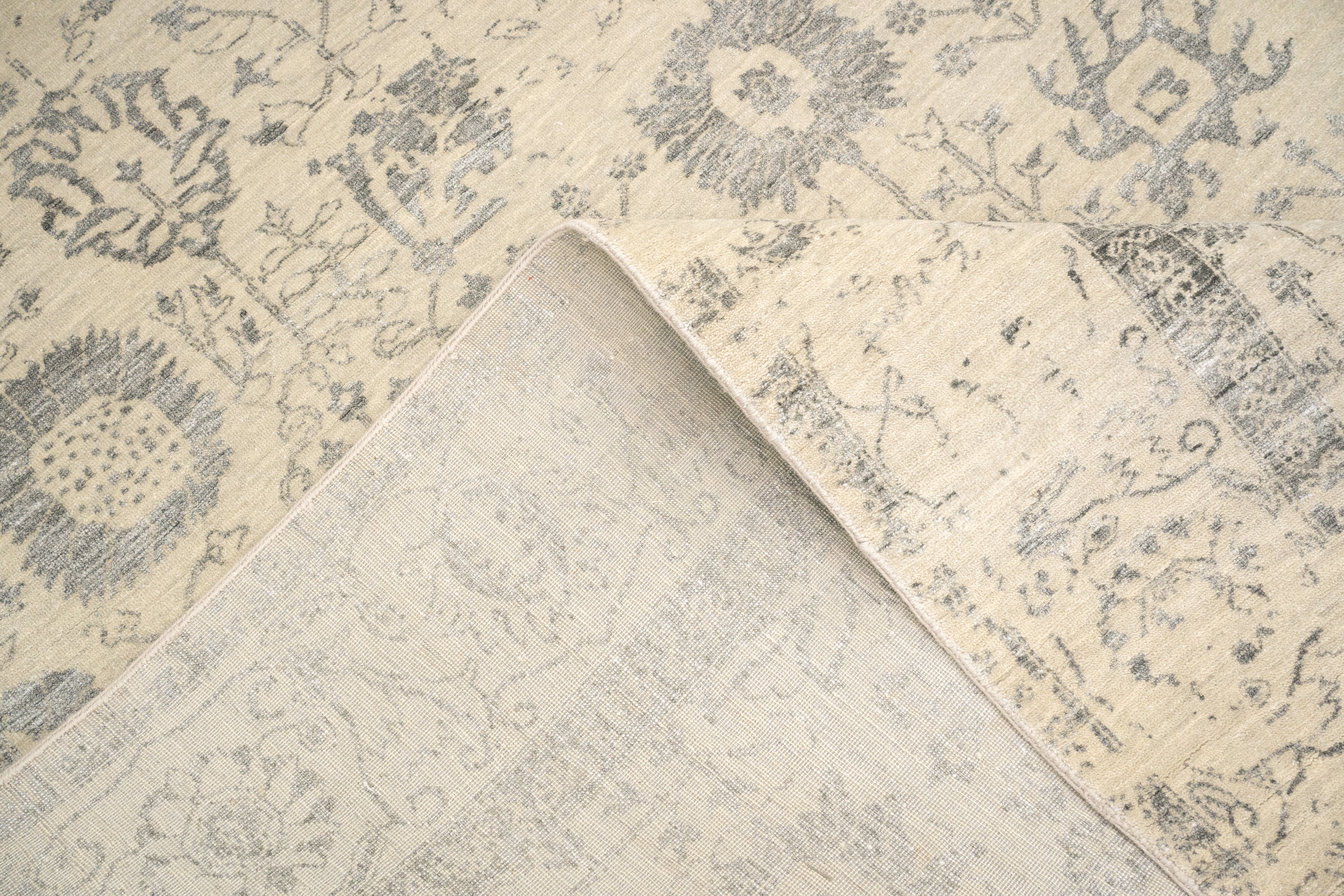 Handknotted Carpet, DIA: 662 VASE 3, Silver & Black