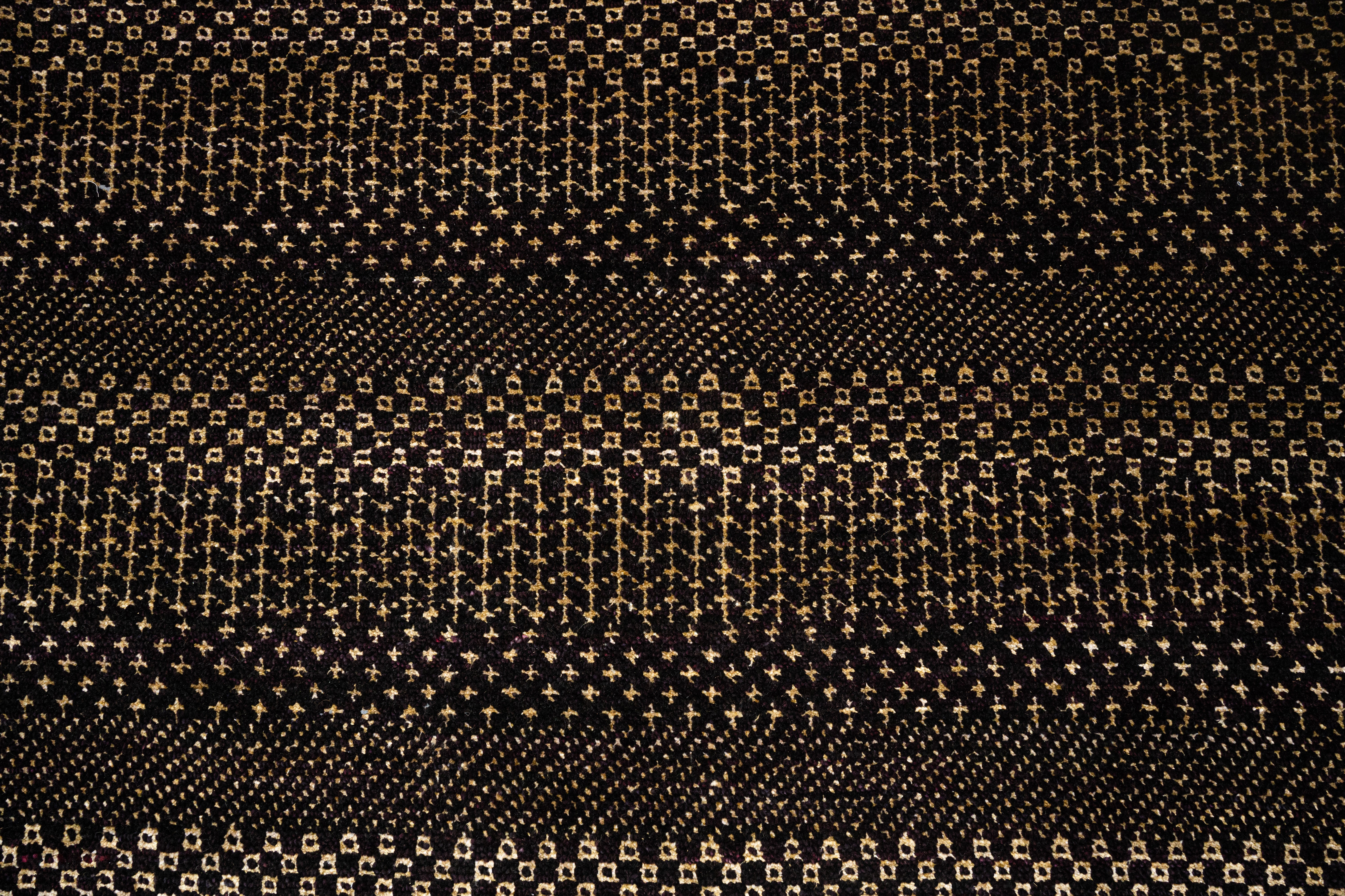 Handknotted Carpet, DIA- 686 MCN, Black & Gold