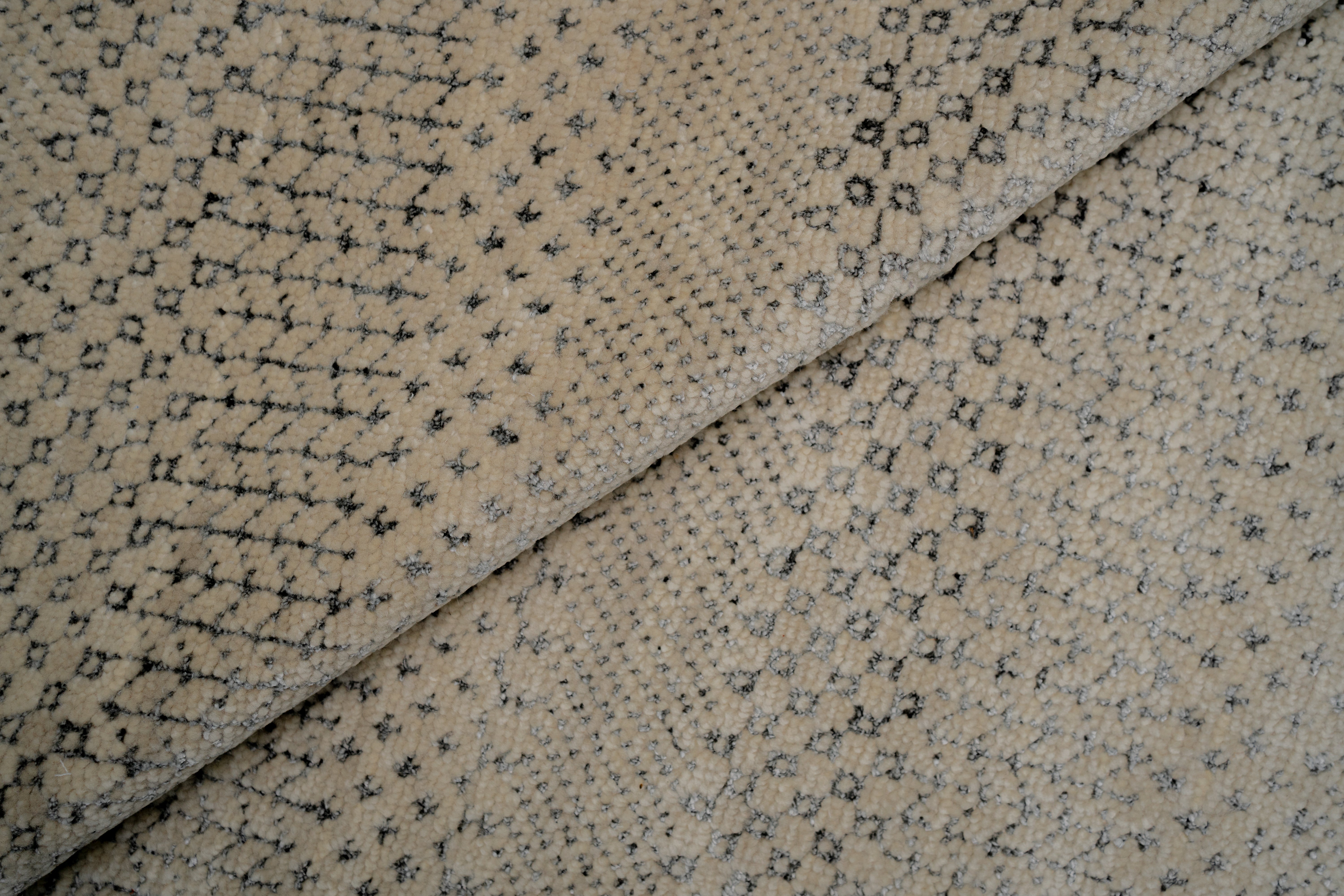 Handknotted Carpet DIA- 1395