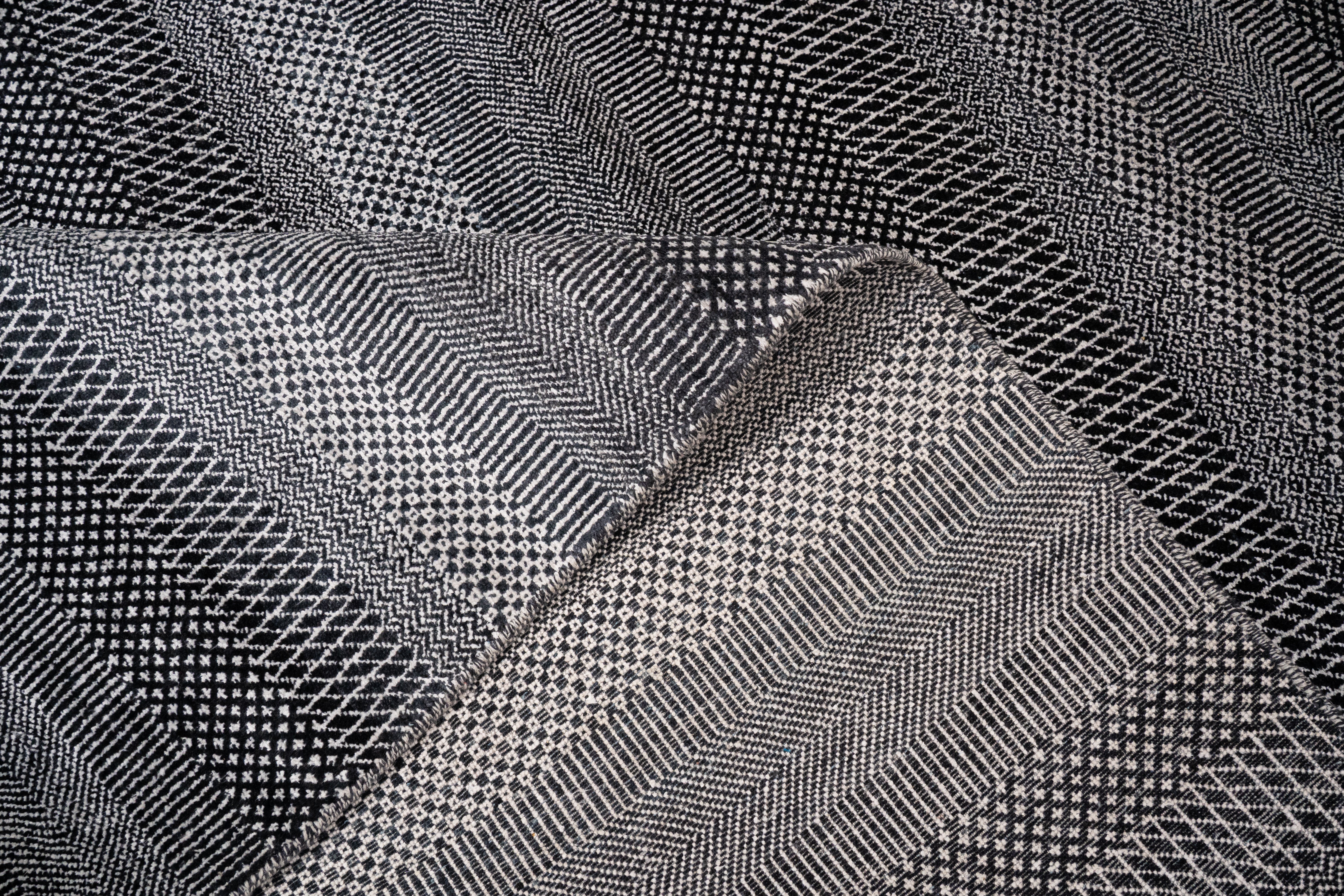 Handknotted Carpet DIA- 759 MCN, Chinese Black & American Silver