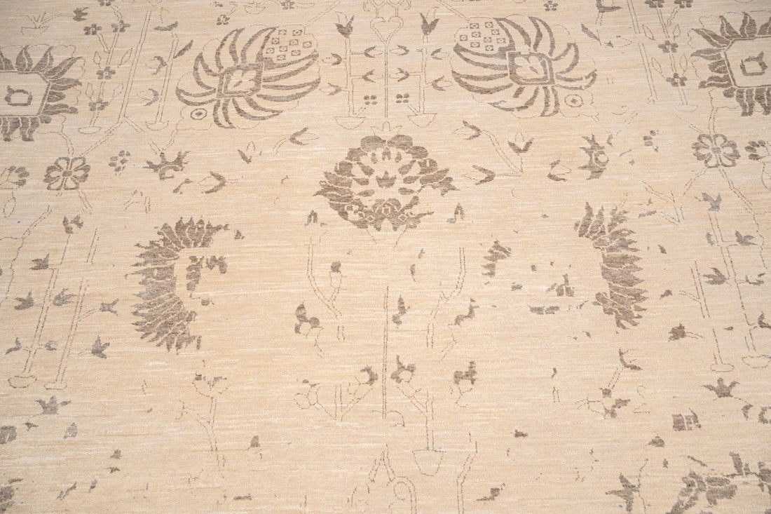 Handknotted Carpet, DIA: 784 VASE 3, Dark Vanilla & Beaver