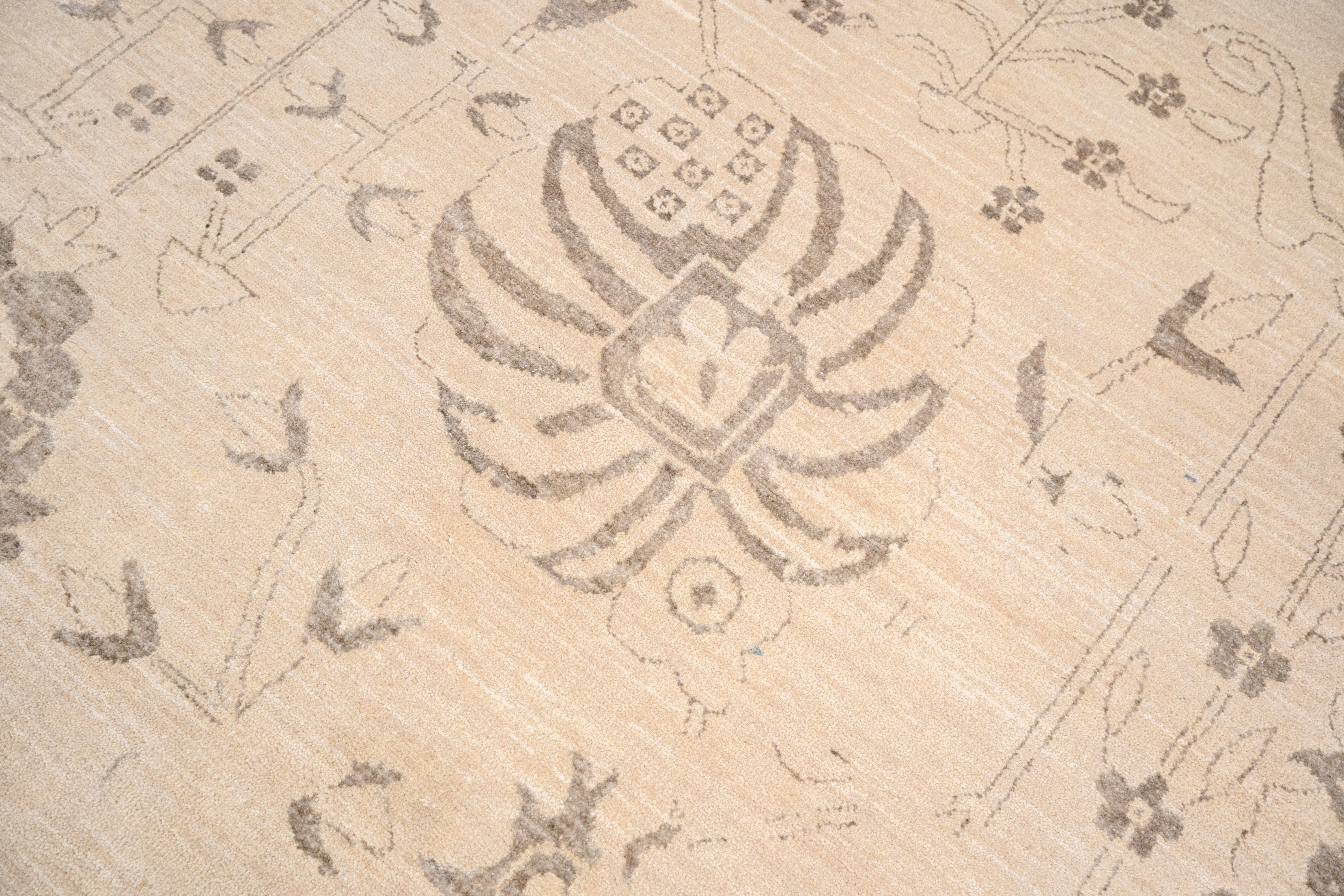 Handknotted Carpet, DIA: 784 VASE 3, Dark Vanilla & Beaver