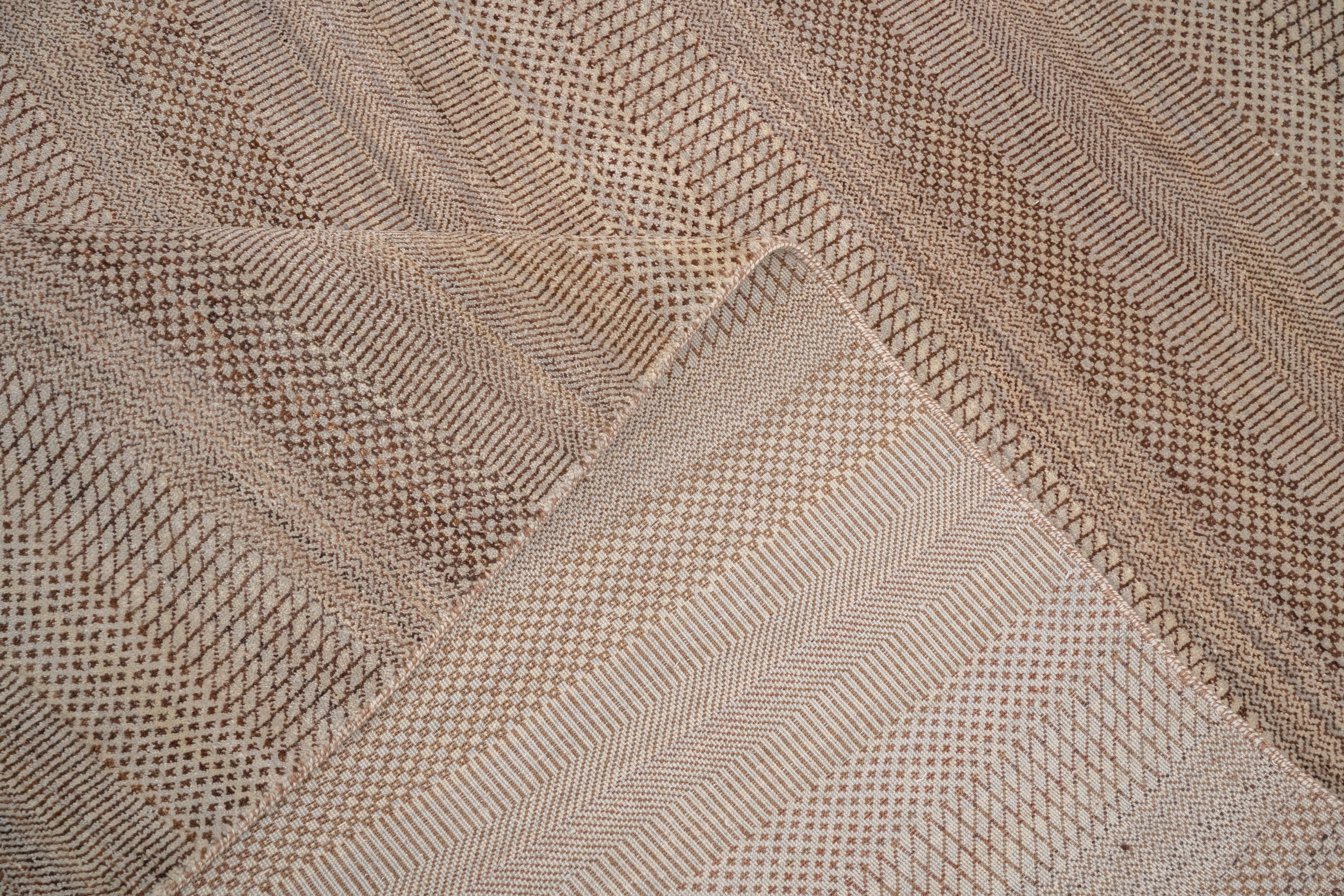 Handknotted Carpet, DIA- 796 MCN,  Sonic Silver & Dyke Brown