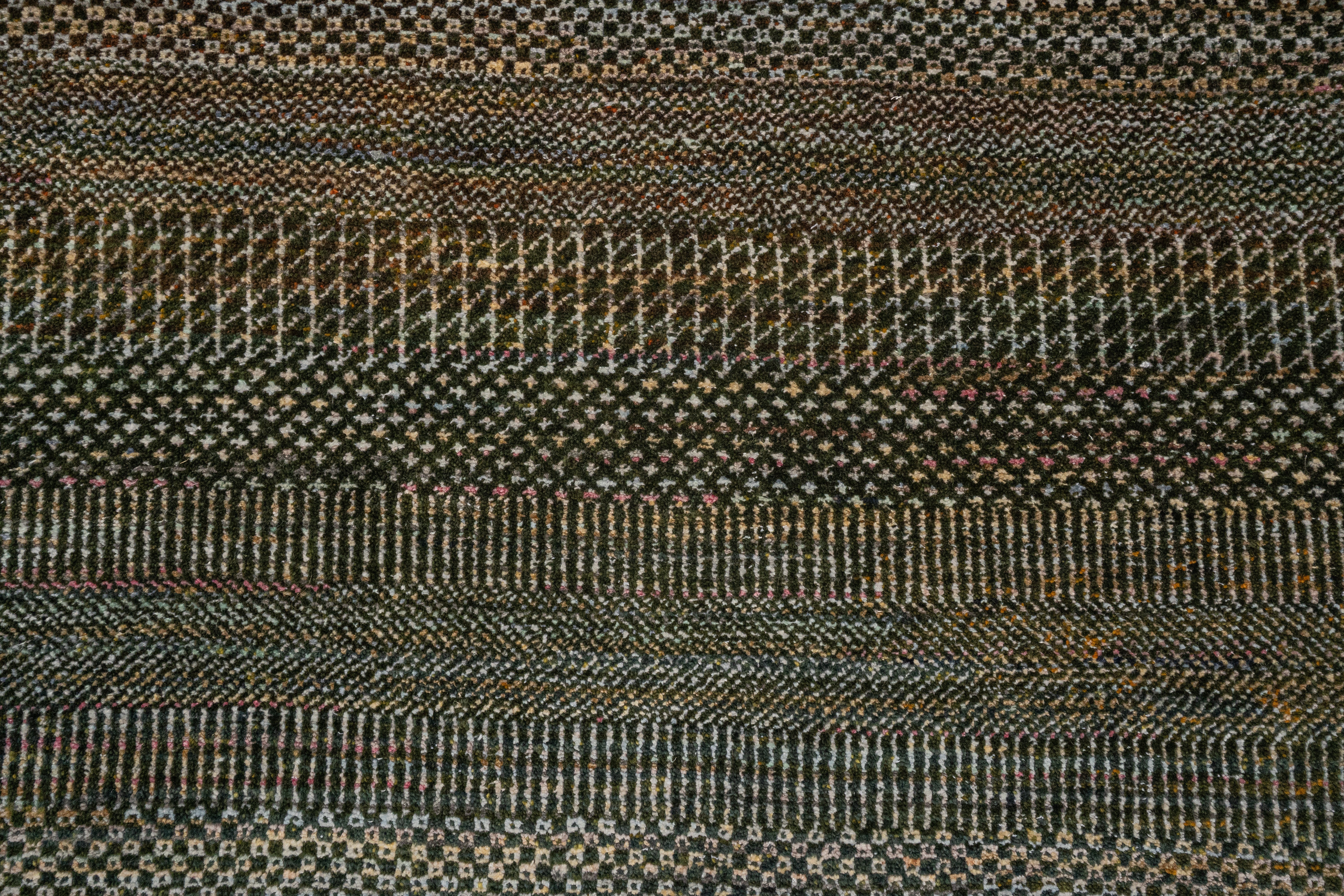Handknotted Carpet, DIA- DIA: 854 MCN, Gold Fusion, Eerie Black & Olive Drab