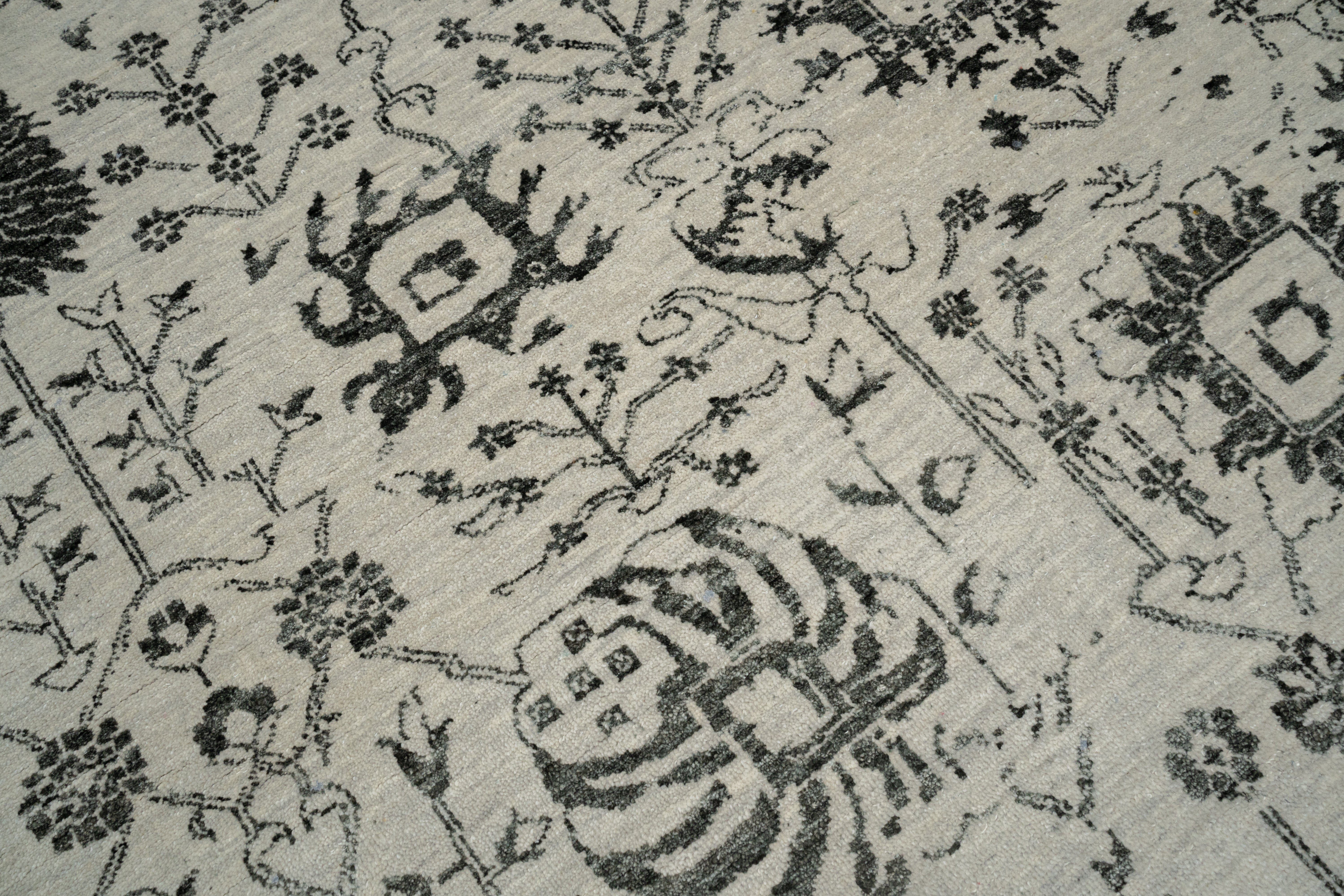 Handknotted Modern Carpet DIA- 7034 VASE 3