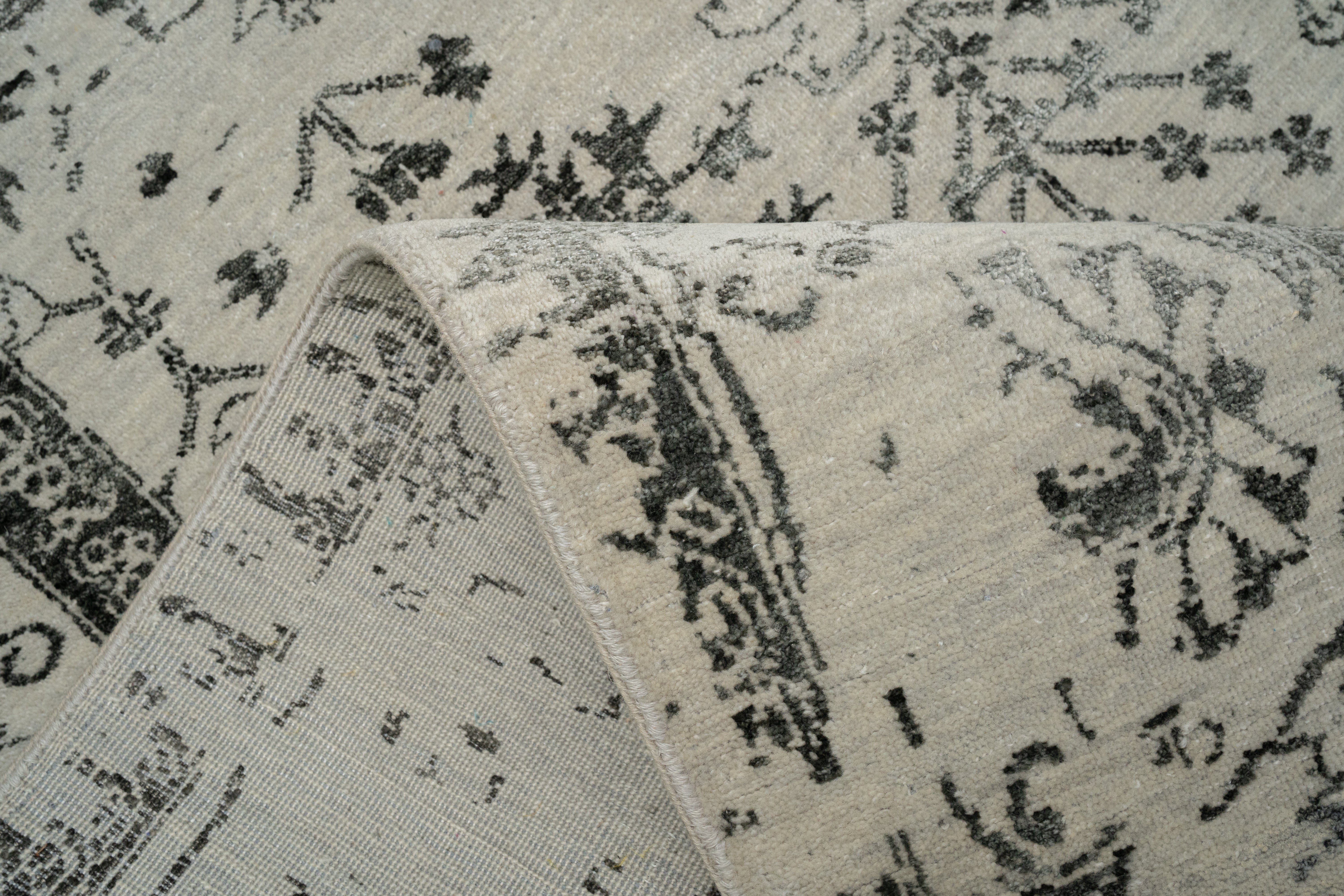 Handknotted Modern Carpet DIA- 7034 VASE 3