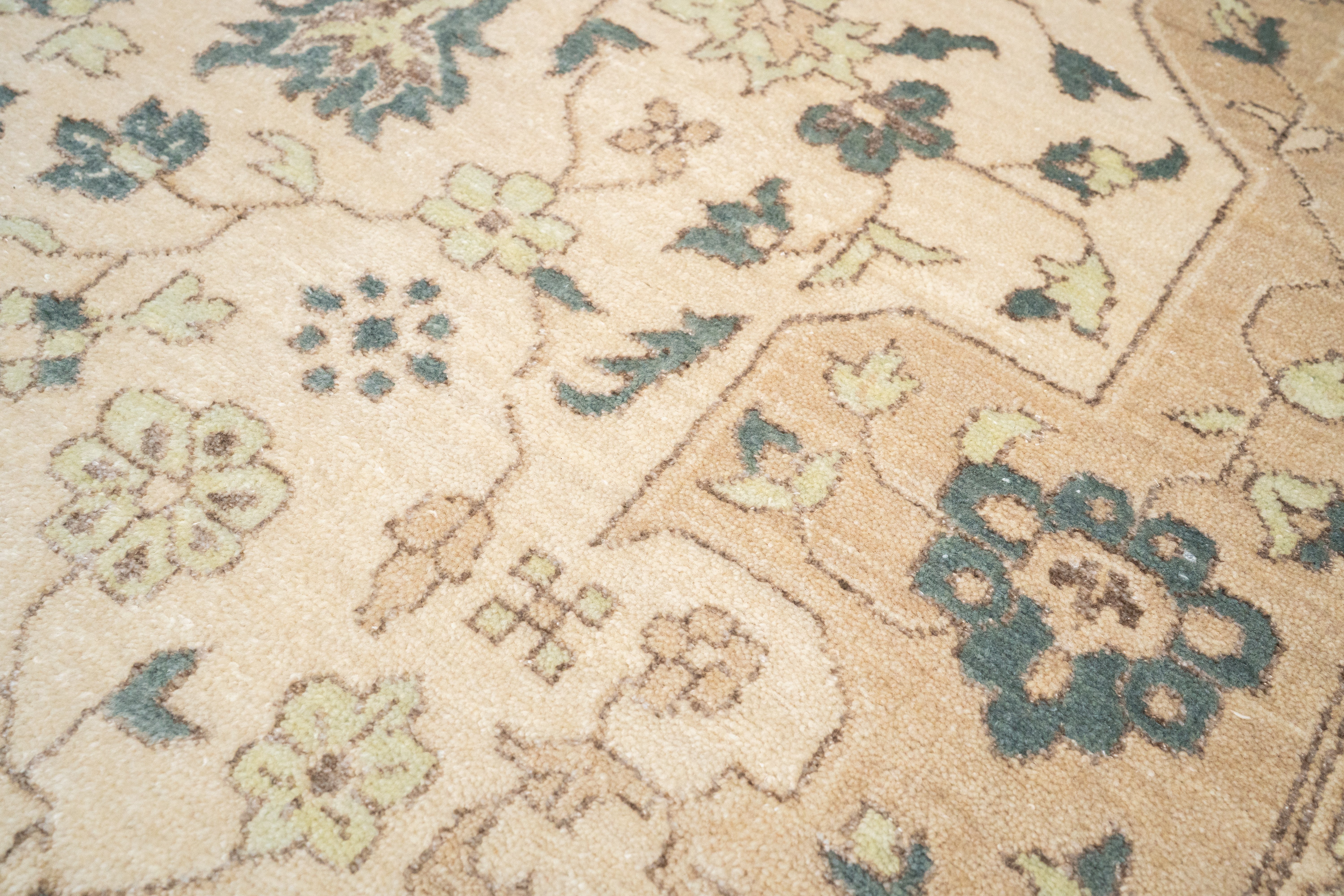 Handknotted Modern Erased Carpet Serapi DIA- 911 Pearl, Dolphin Gray, Dark Vanilla & Smoke