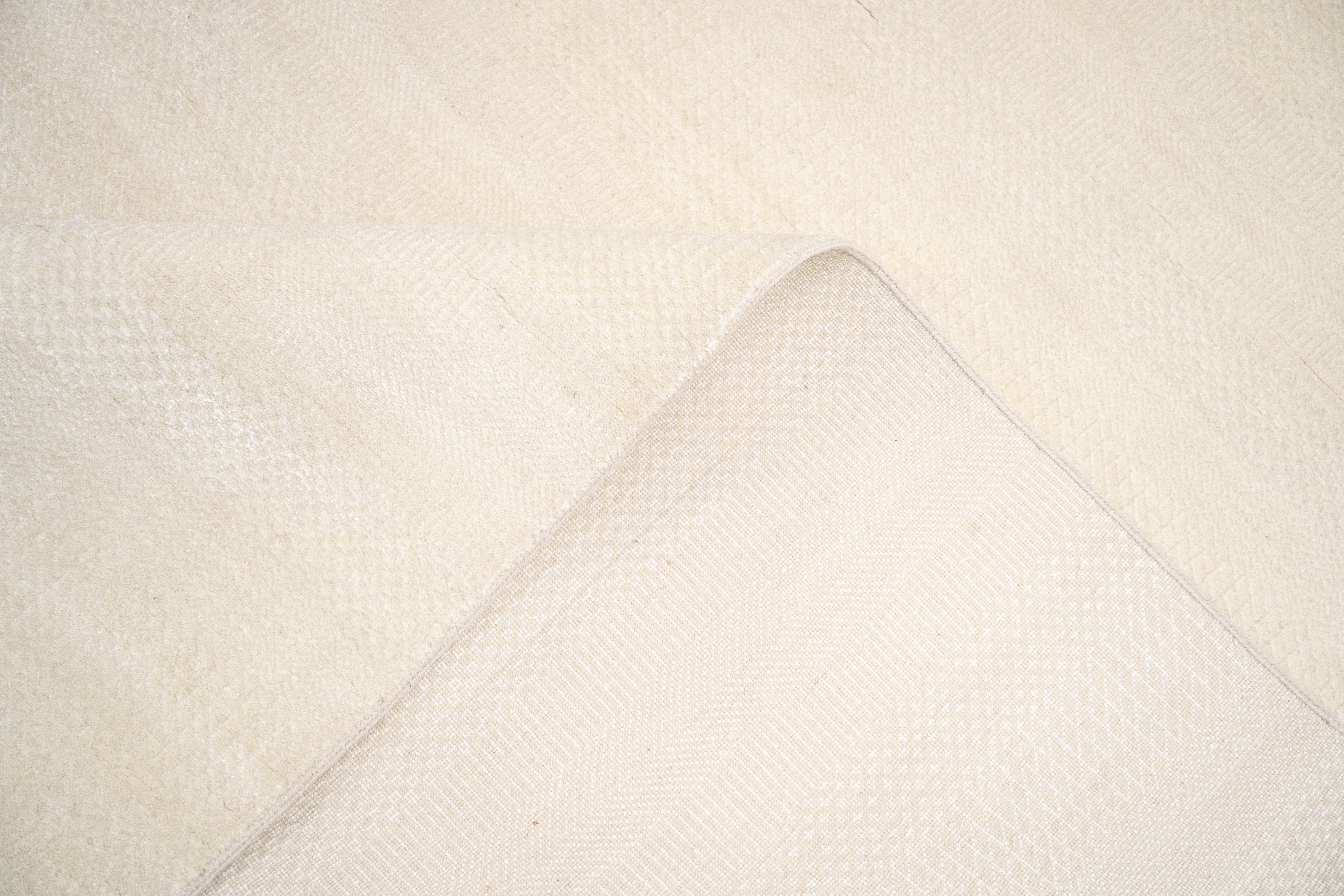 Handknotted Carpet, DIA- 932 MCN, Ivory & Ivory