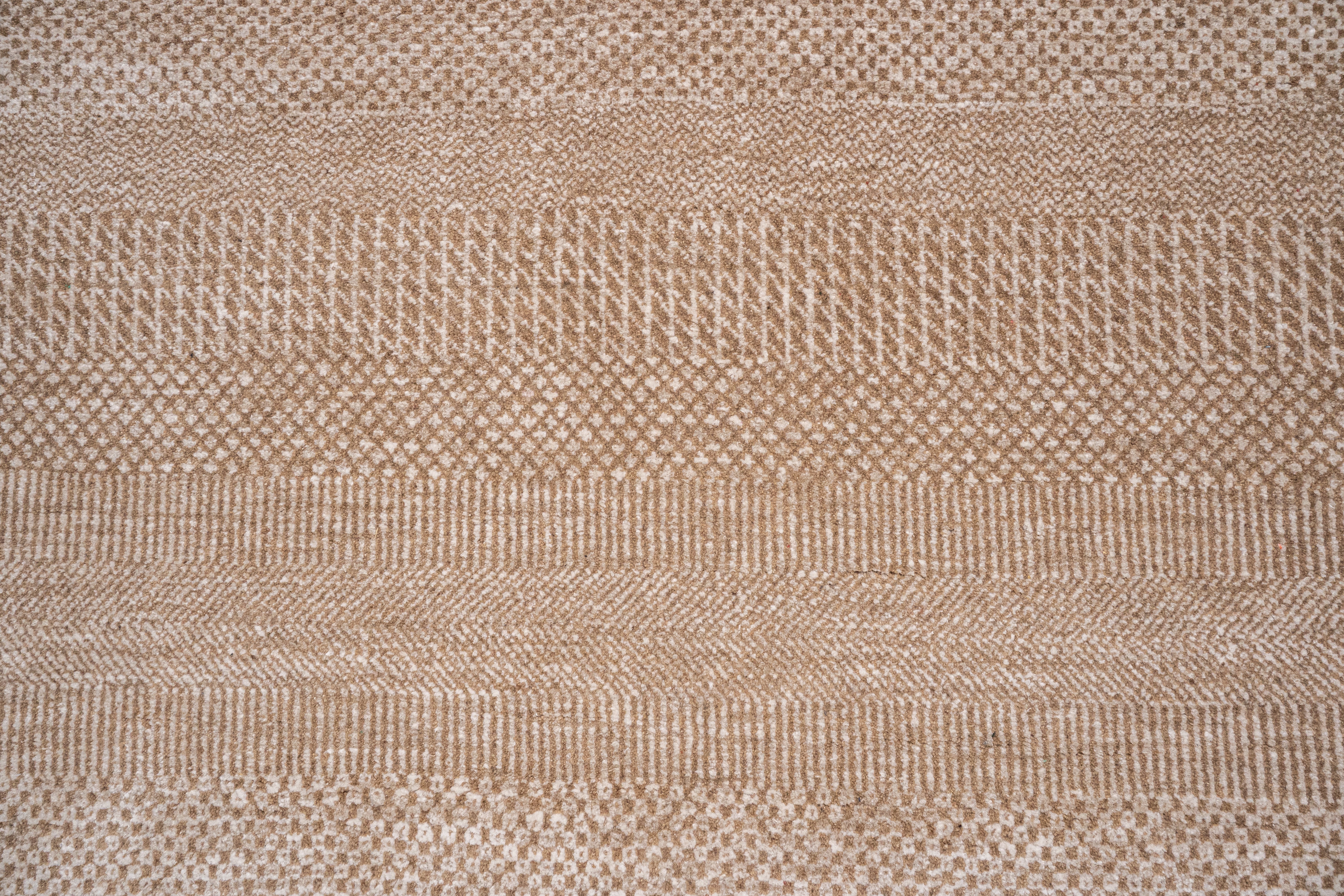 Handknotted Rug DIA- 935 MCN, Beaver & White Chocolate