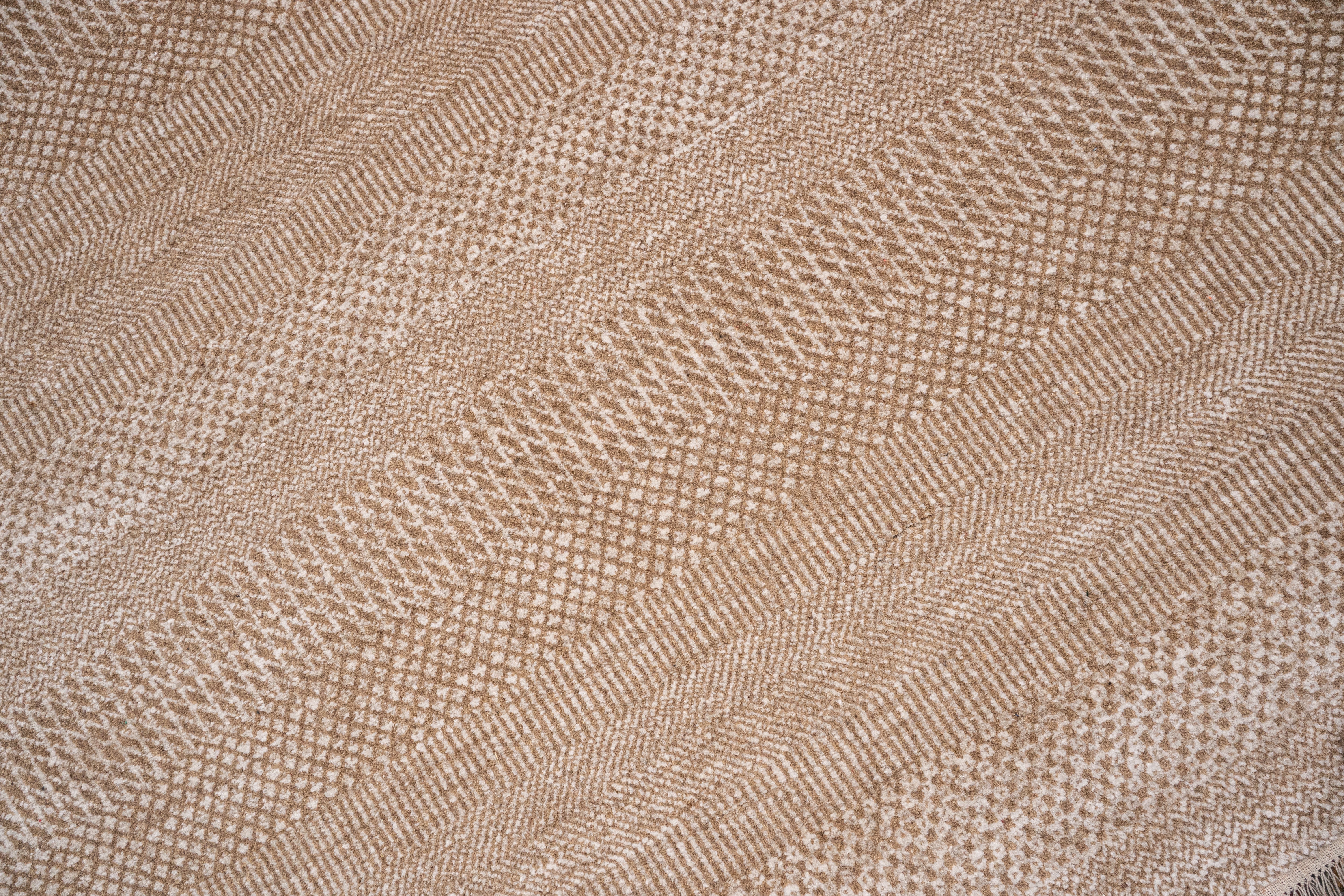 Handknotted Rug DIA- 935 MCN, Beaver & White Chocolate