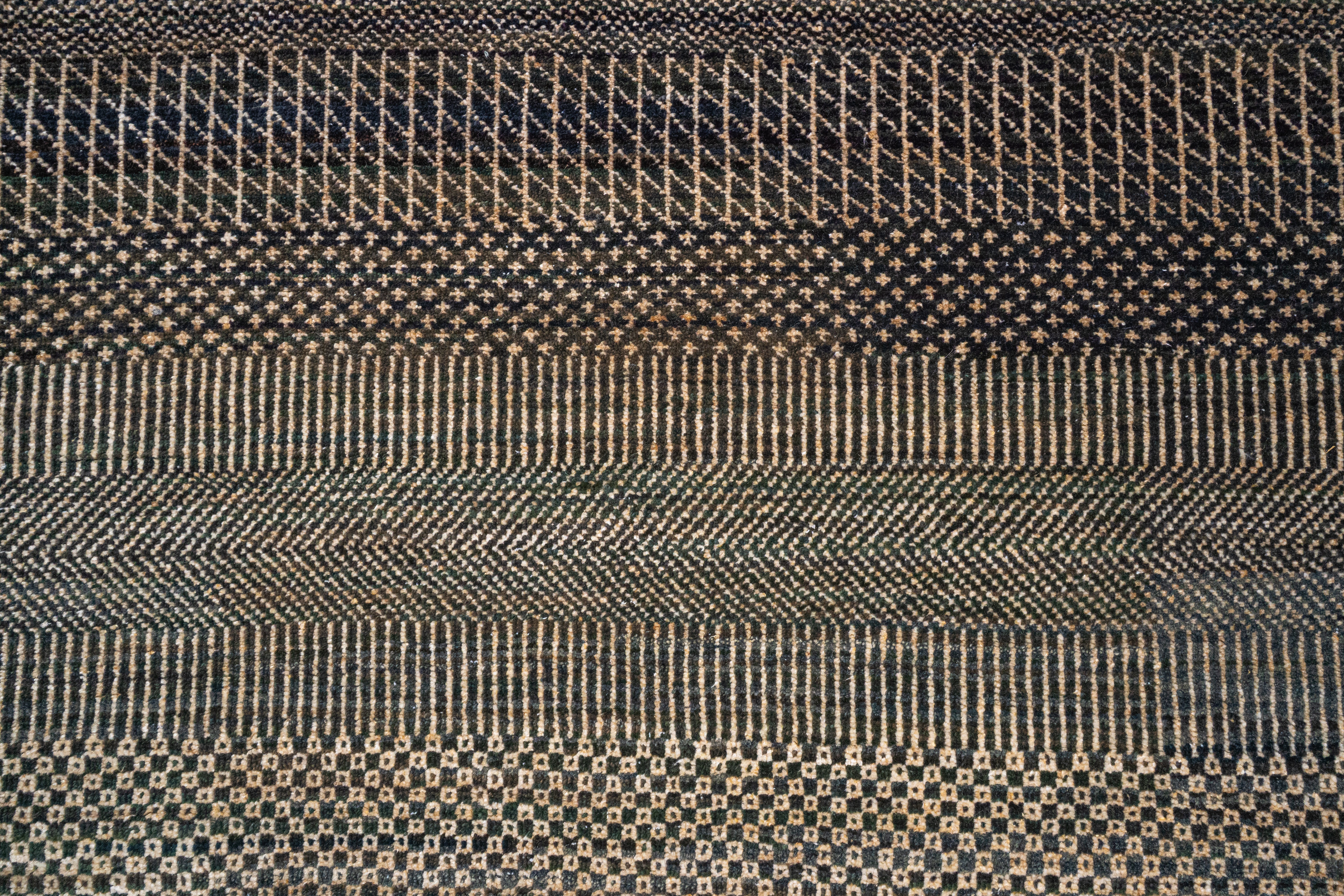 Handknotted Carpet, DIA- 948 MCN, Light Taupe & Black Olive