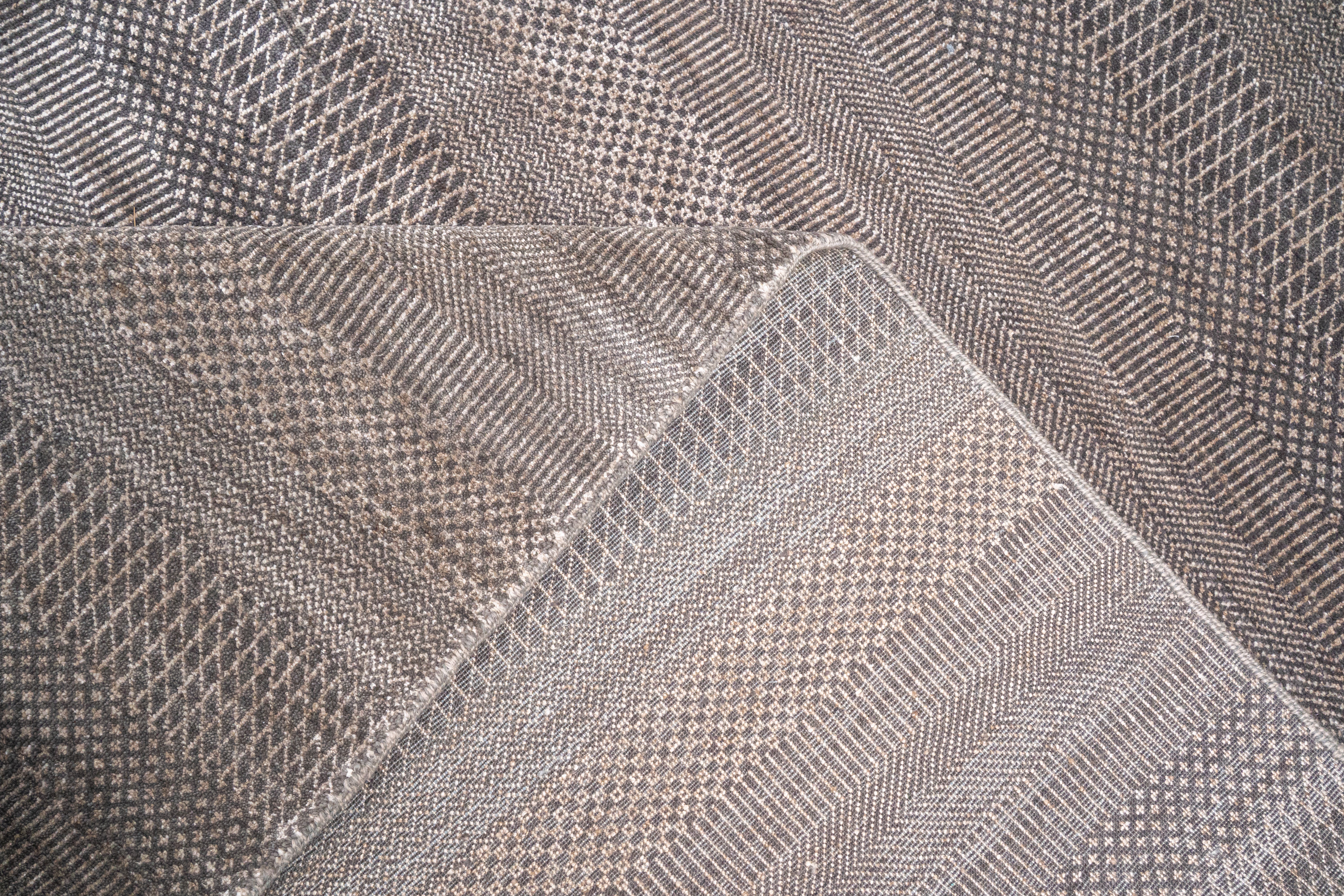 Handknotted Carpet, DIA- 952 MCN, Silver Pink & Wenge