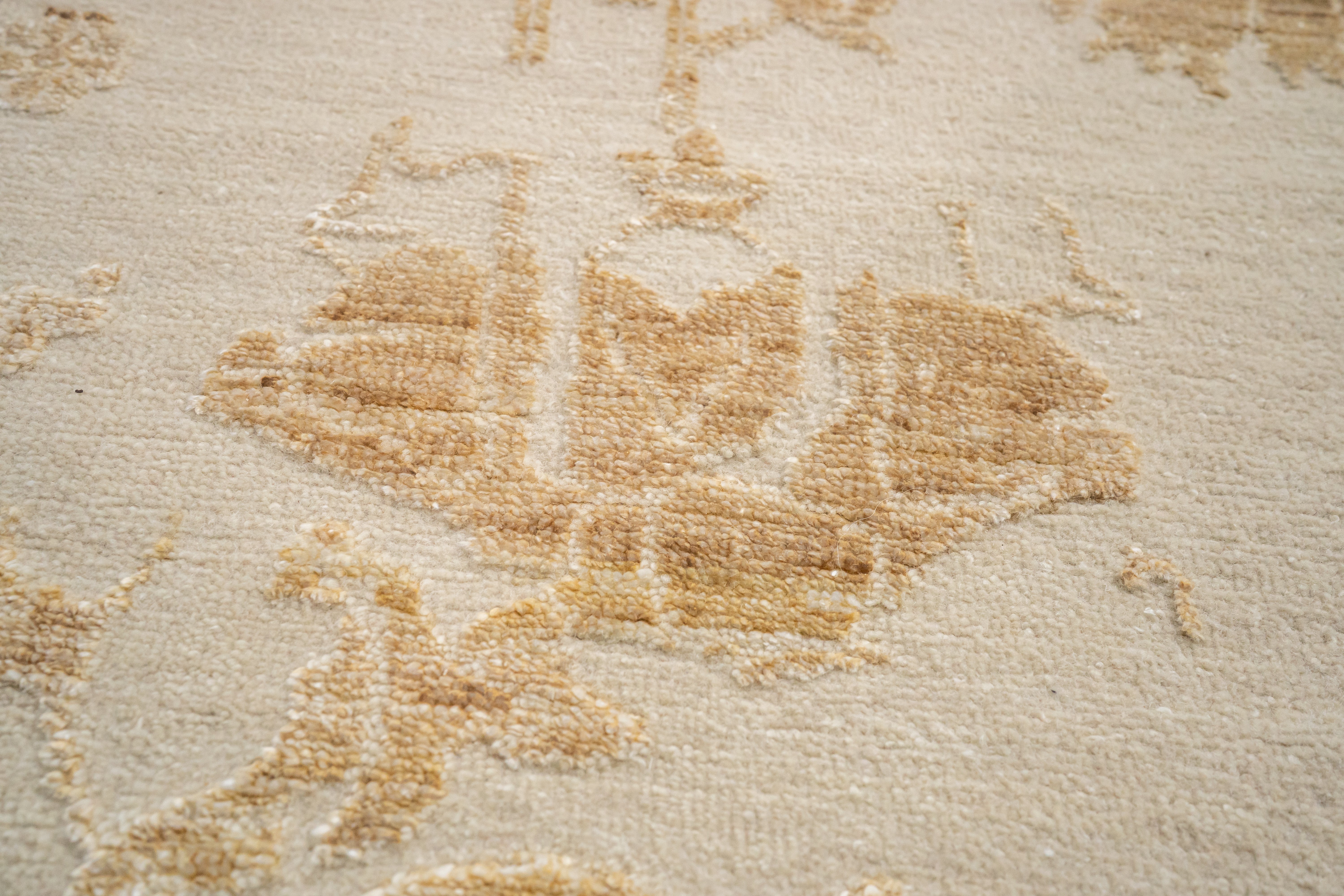 Handknotted Carpet DIA- 974 VASE 3, Pastel Ivory & French Beige