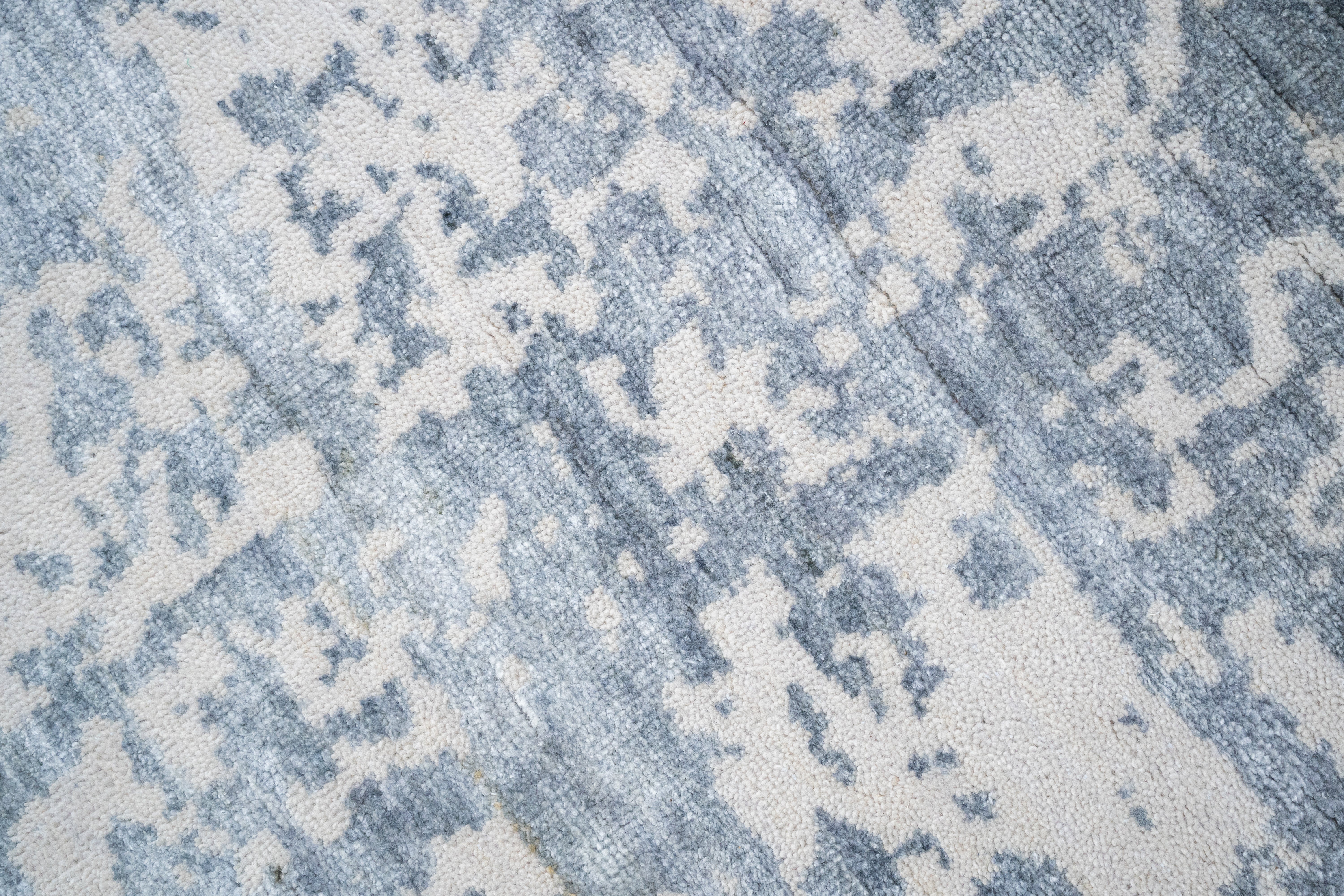 Handknotted Carpet, DIA- 975 CHECK, Platinum & AuroMetalSaurus