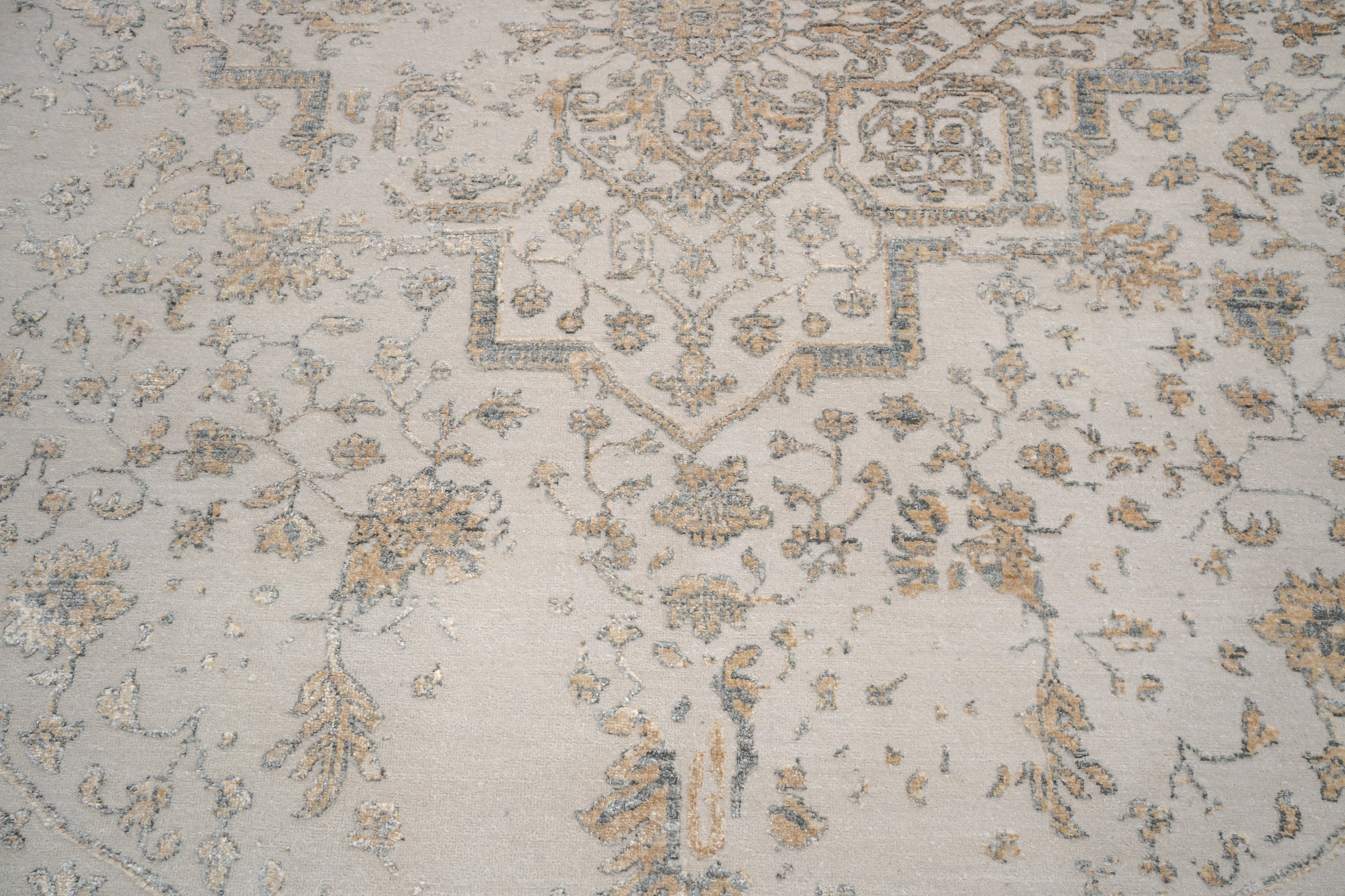 Handknotted Rug  DIA- 979 SERAPI Pearl & Grullo