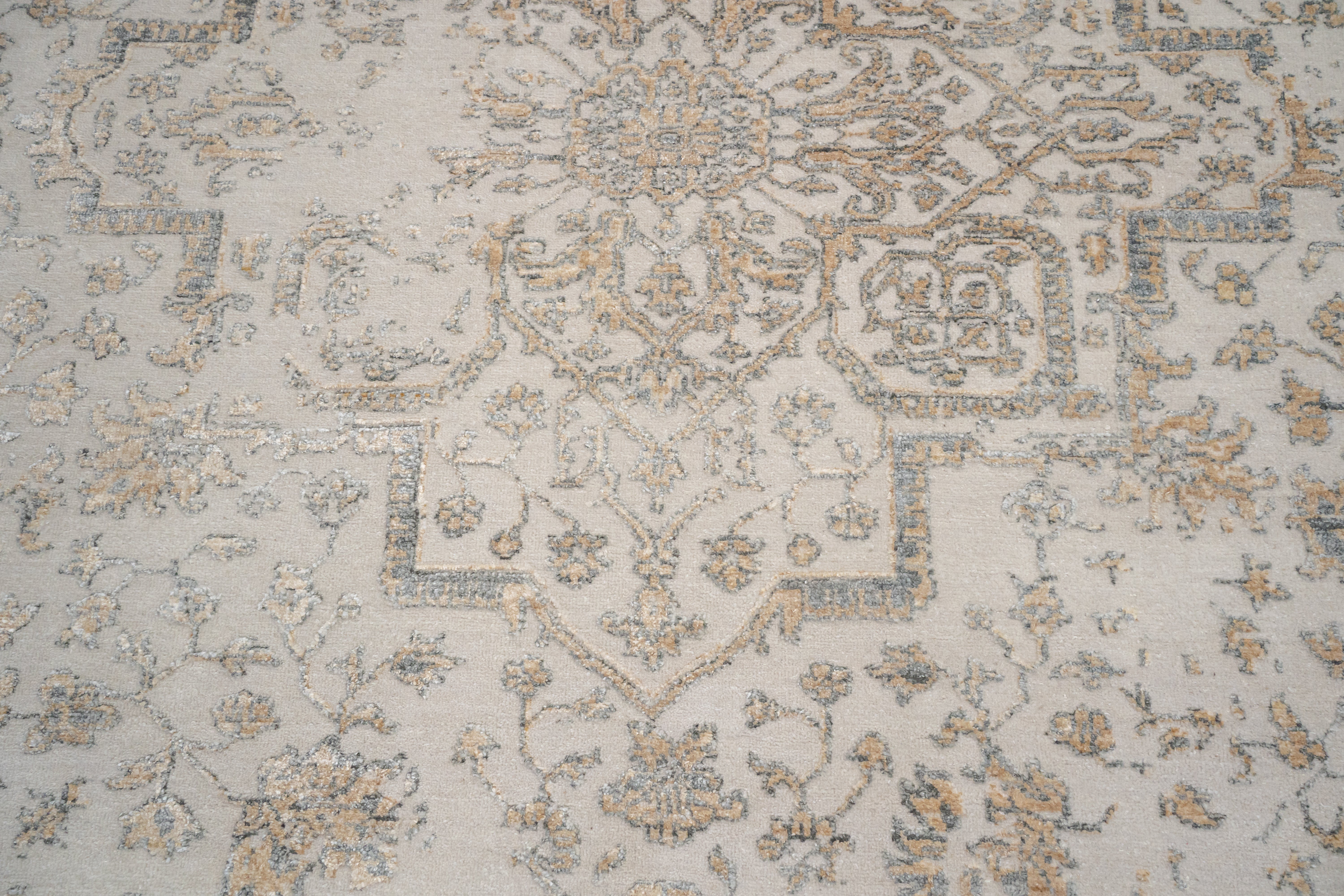 Handknotted Rug  DIA- 979 SERAPI Pearl & Grullo