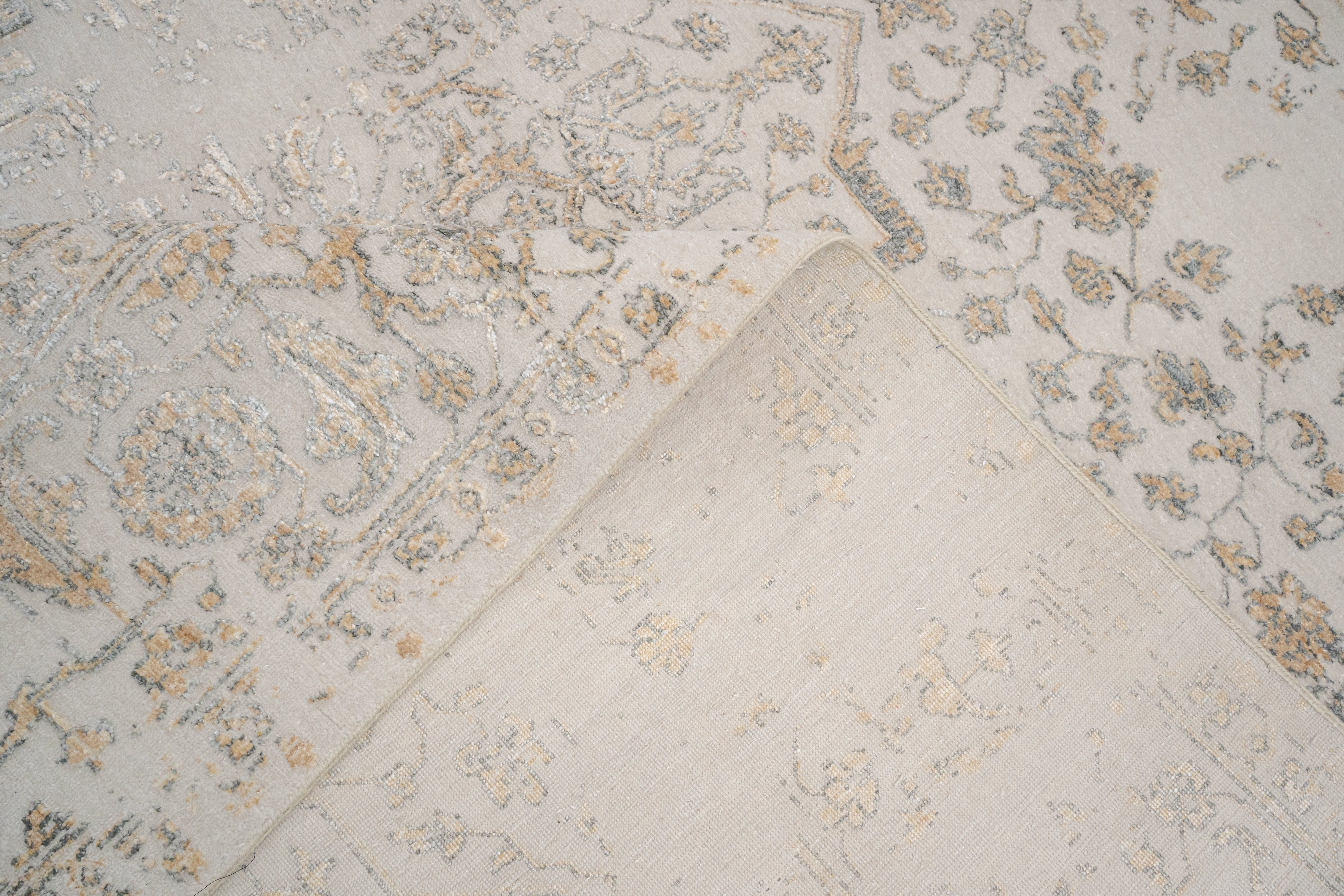 Handknotted Rug  DIA- 979 SERAPI Pearl & Grullo