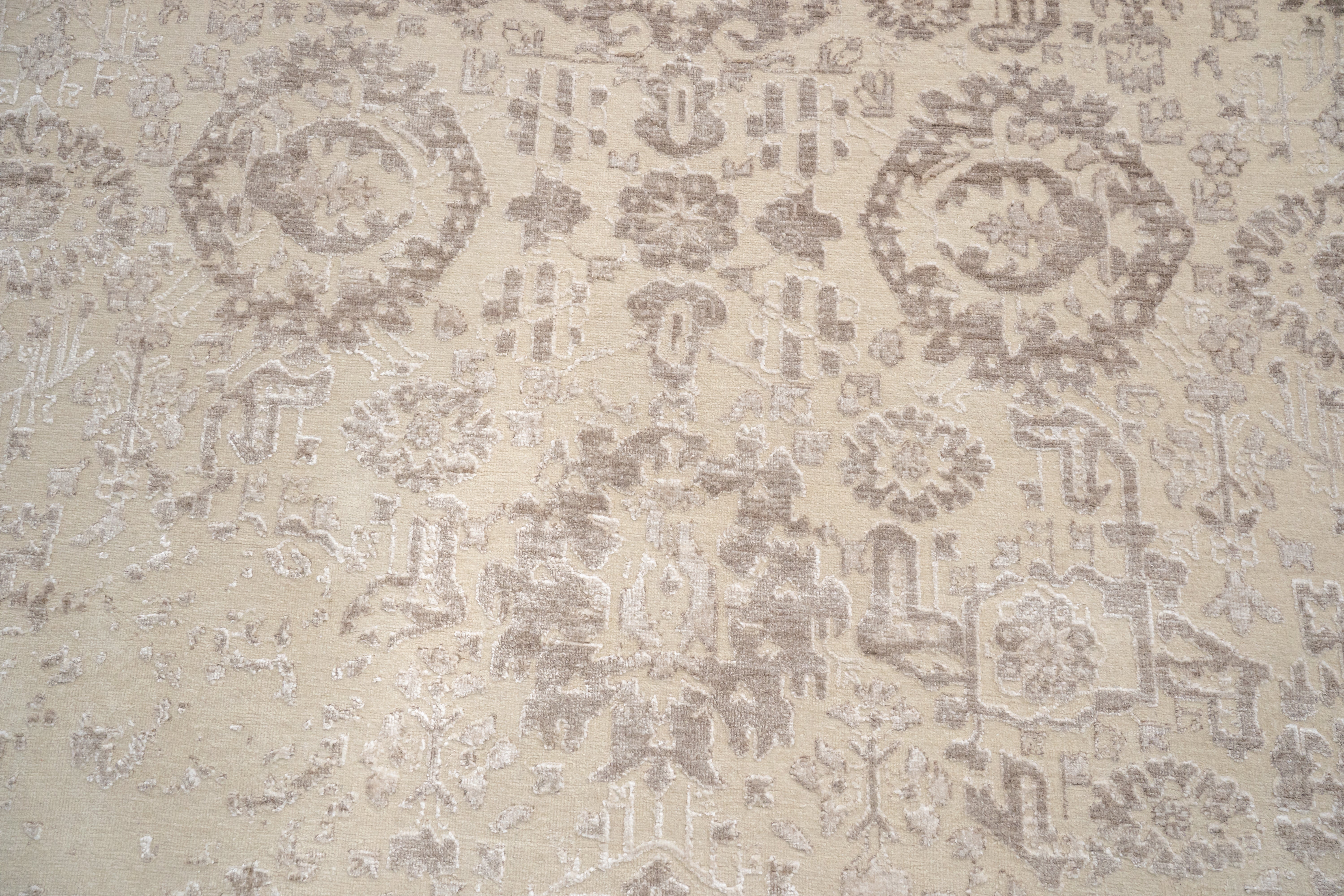 Handknotted Rug  DIA- 985 DC MAHAL Pearl & Grullo