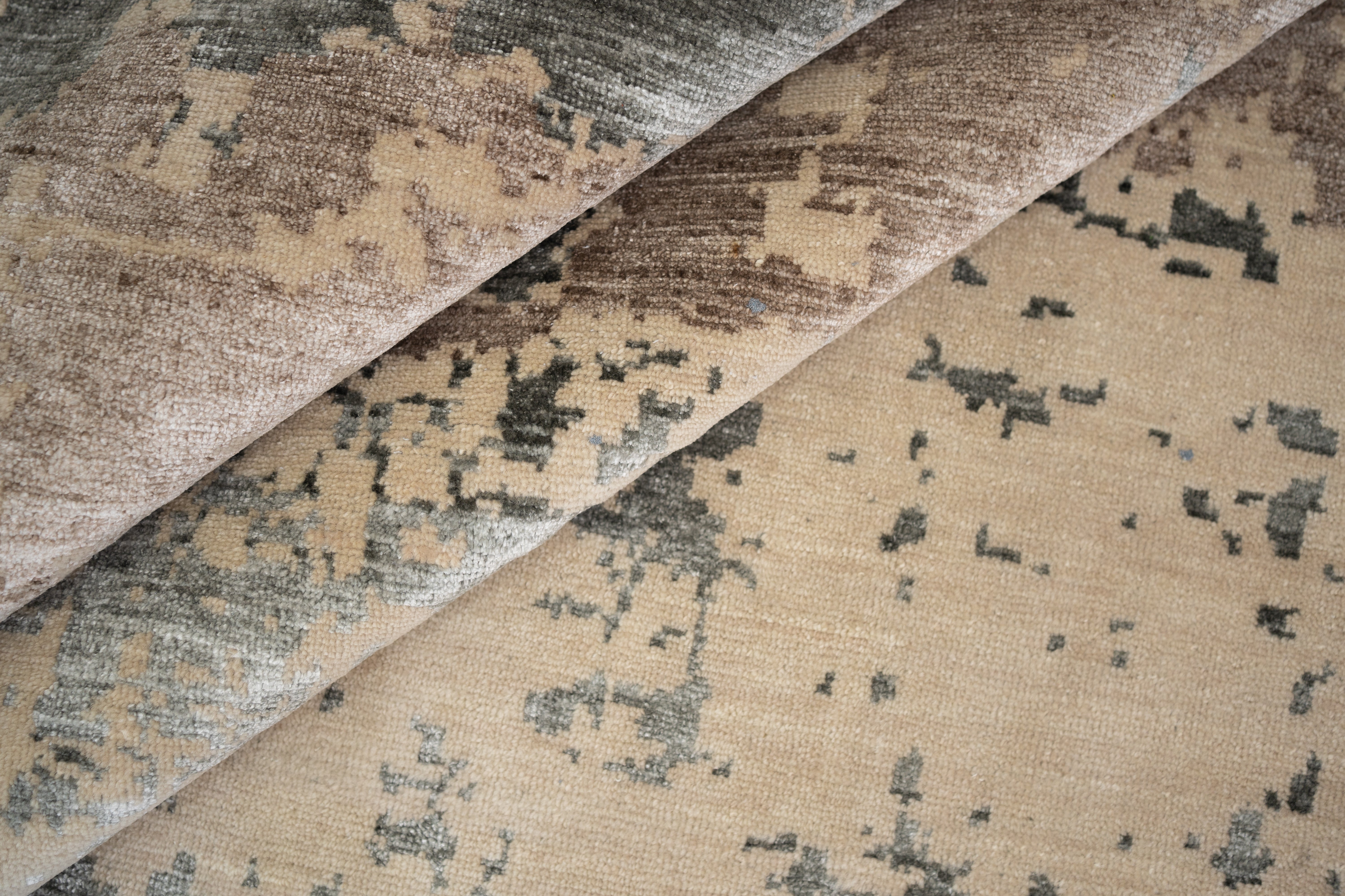 Abstract Design  Handknotted Carpet DIA: 110 GALAXY 23