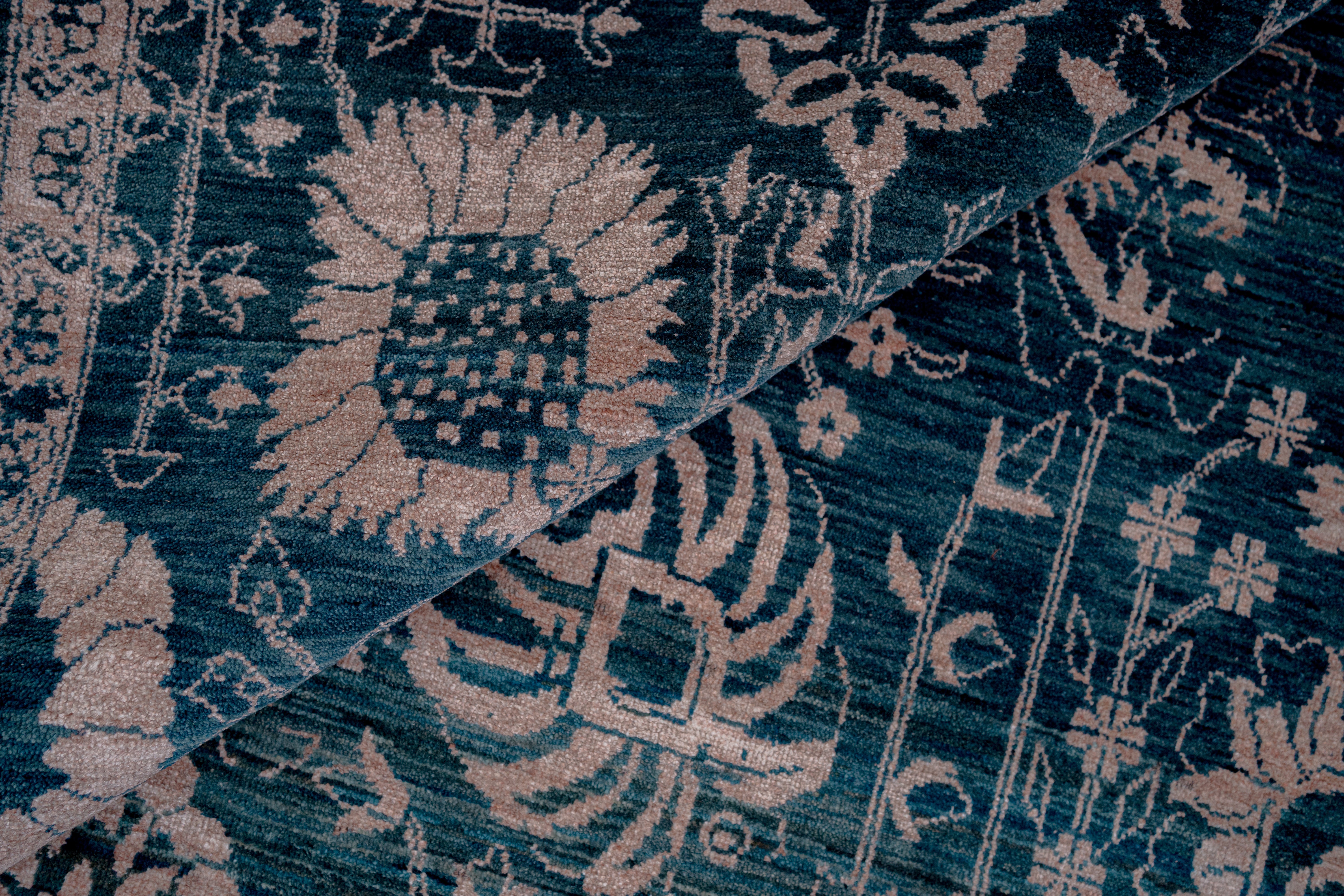 Handknotted Modern Carpet DIA- 181 VASE 3