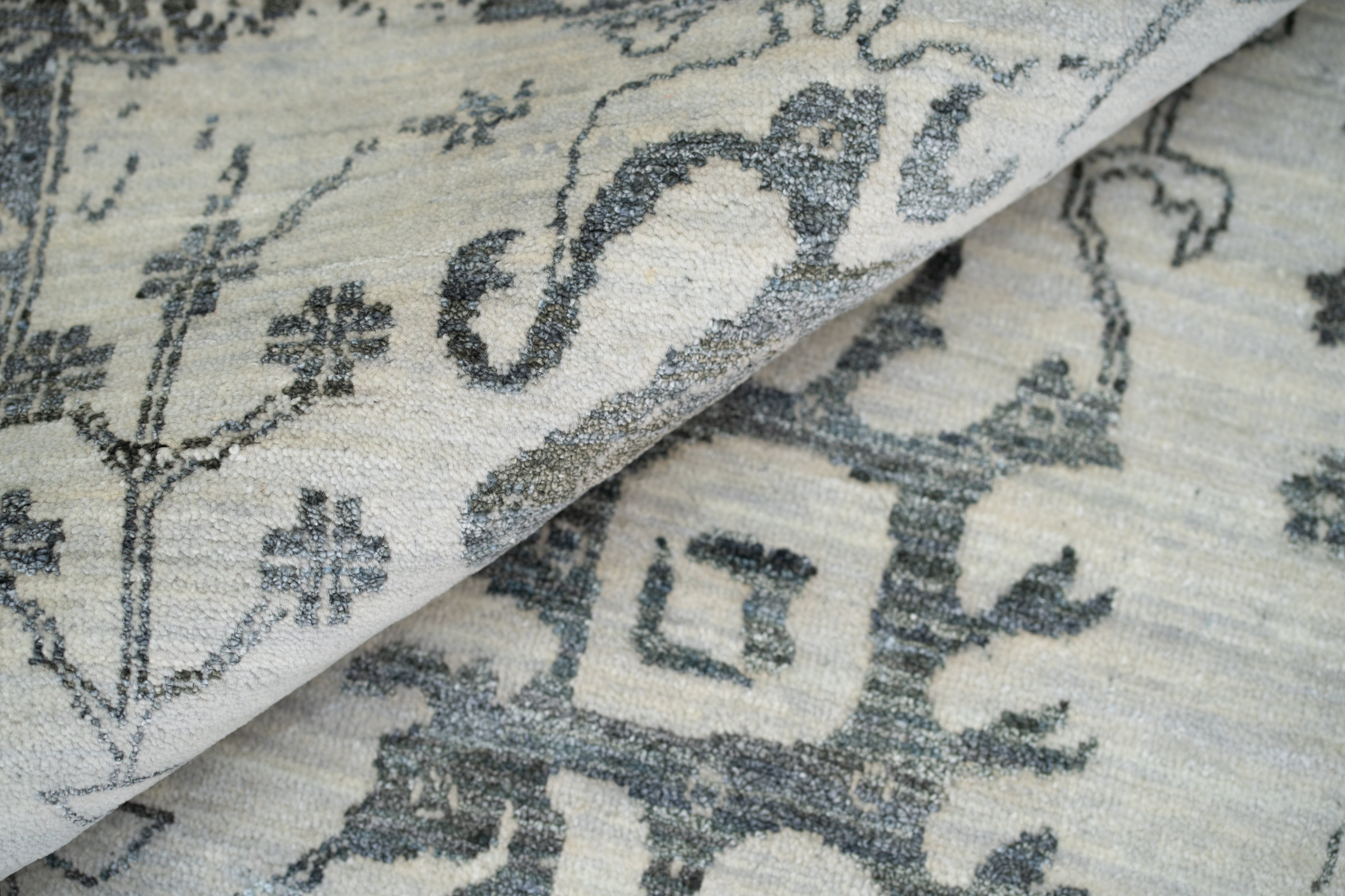 Handknotted Modern Carpet DIA- 1593 VASE 3