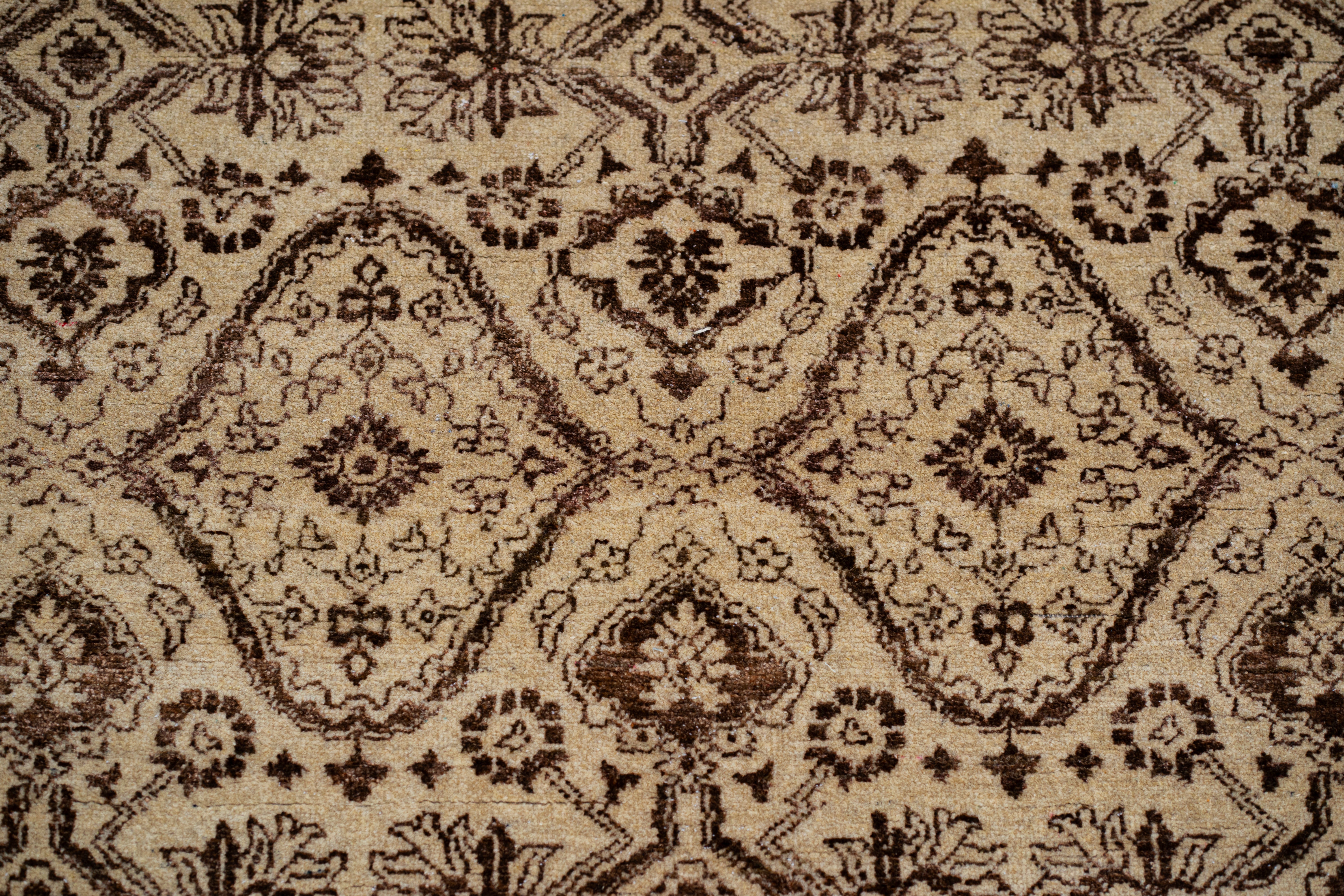 Handknotted Modern Carpet DIA- 370 HALI