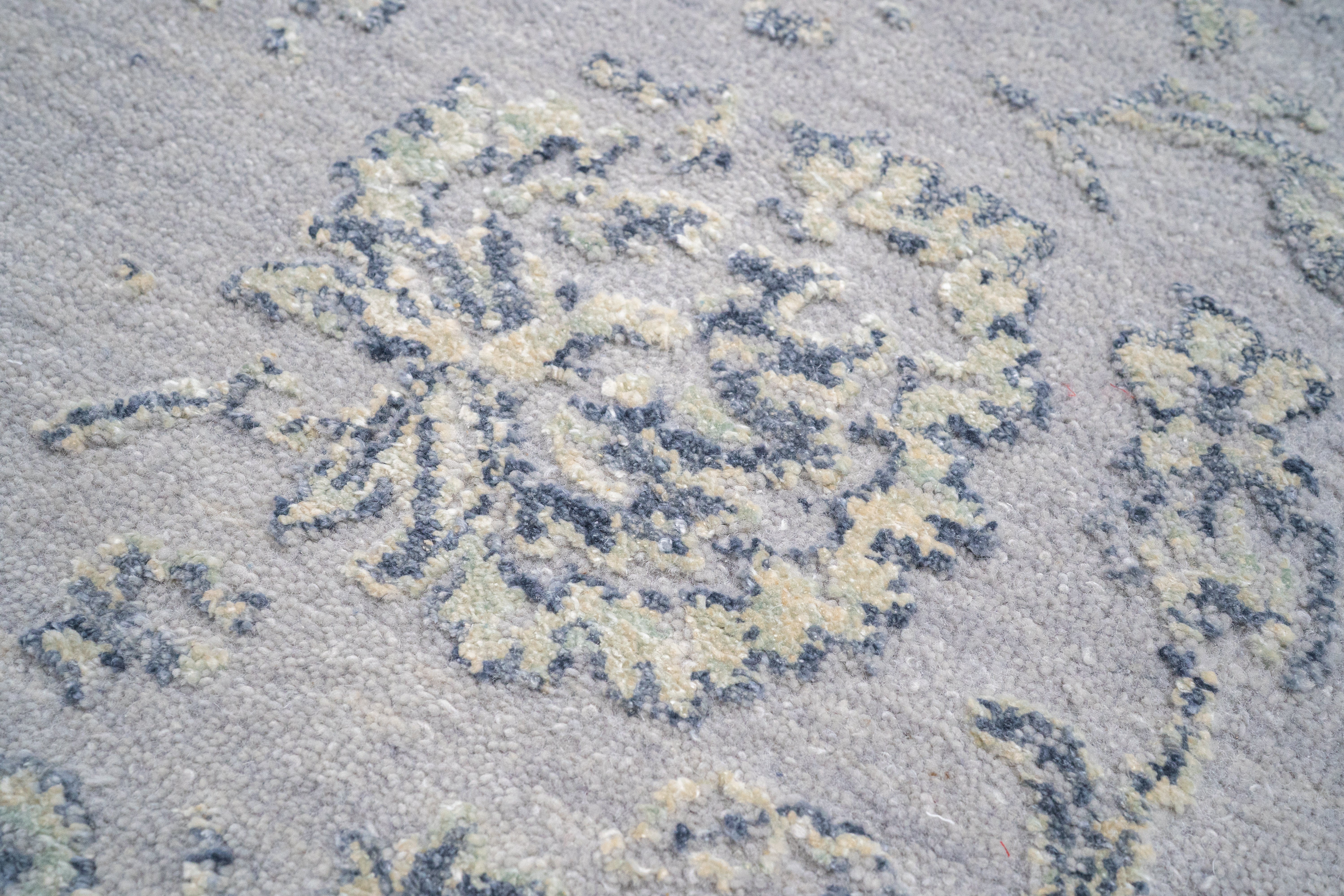 Modern Erased Handknotted Carpet DIA - 0014 M29 Philippine Silver, Independence & Silver Foil